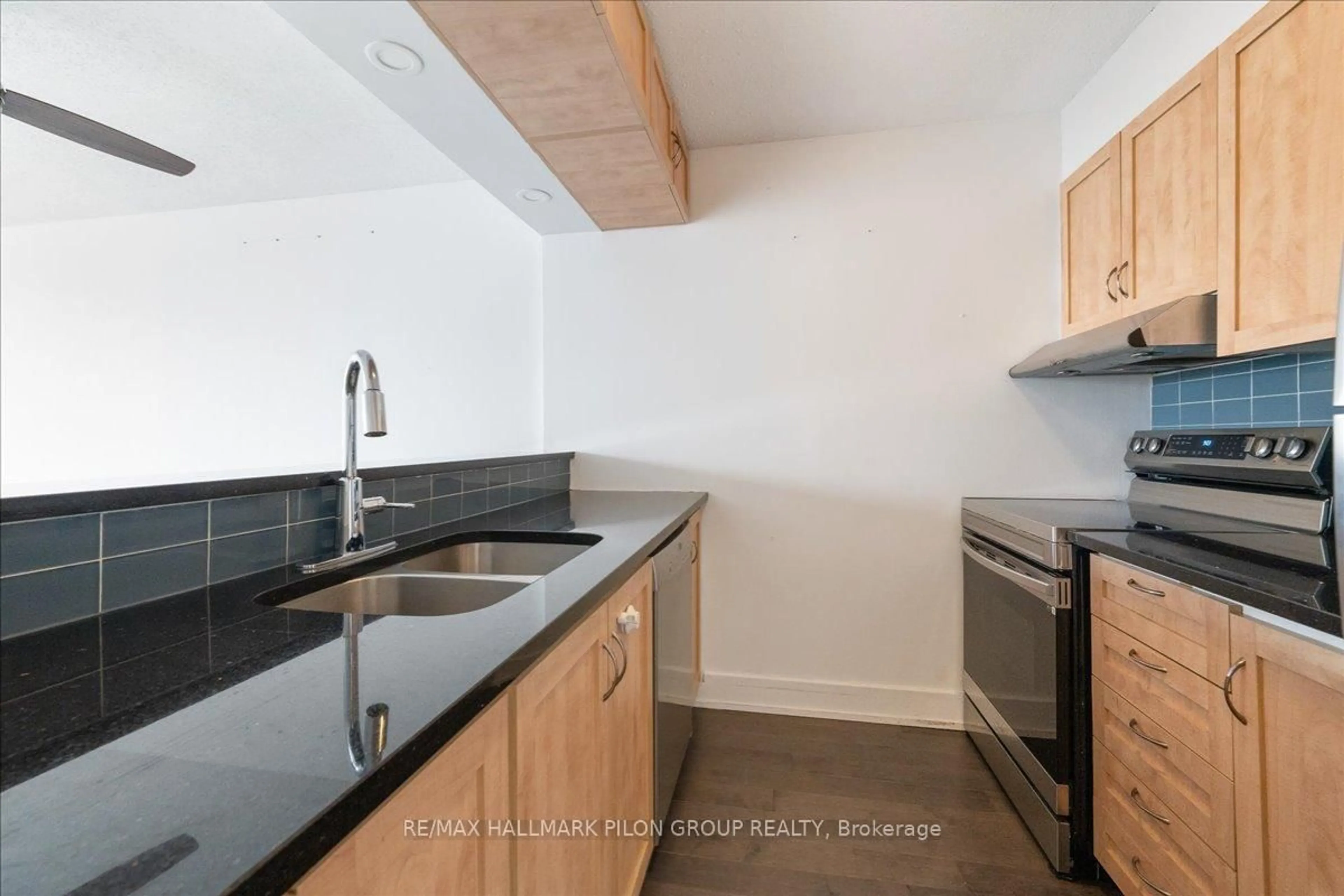 Standard kitchen, unknown for 154 Nelson St #902, Ottawa Ontario K1N 7R5