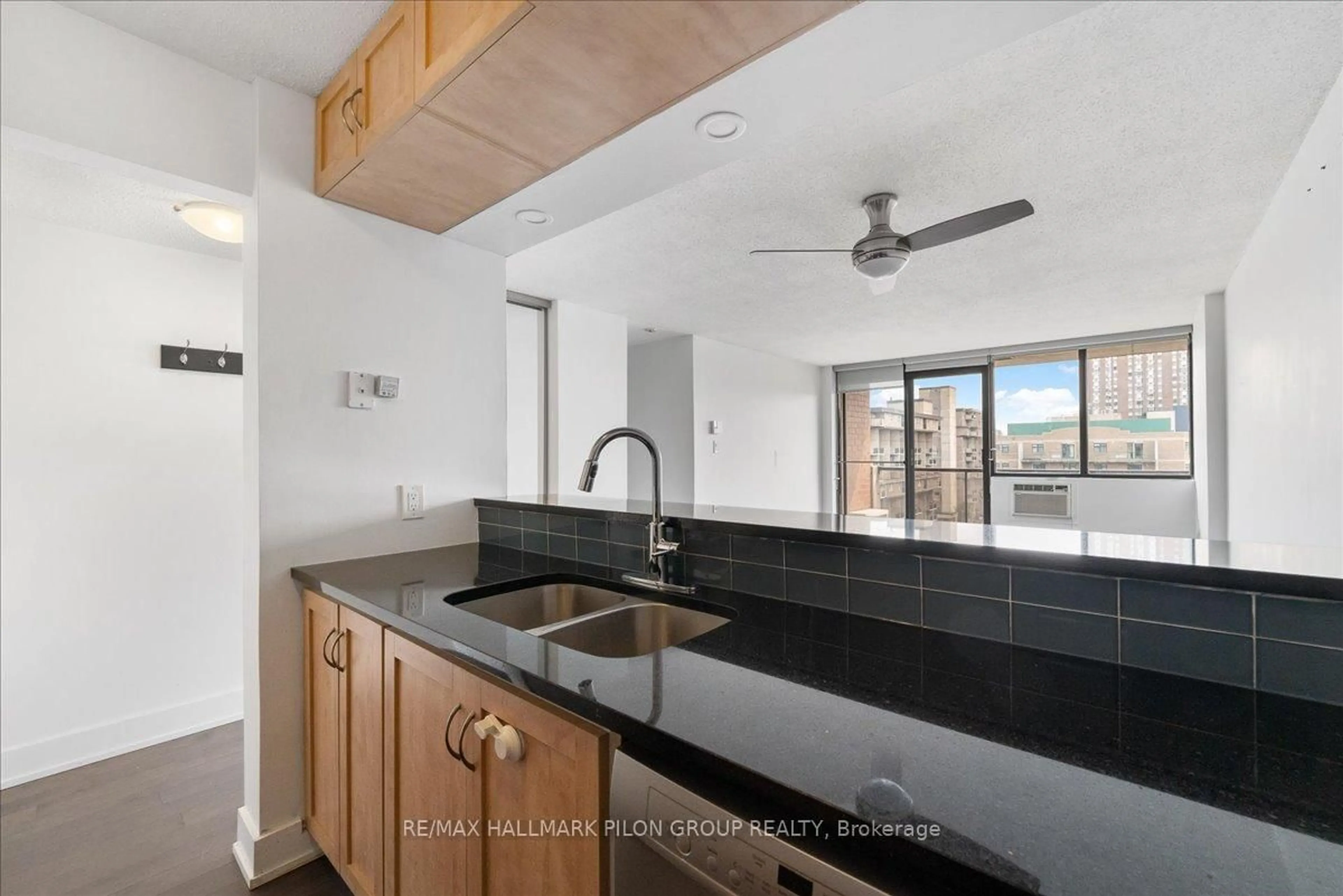 Standard kitchen, ceramic/tile floor for 154 Nelson St #902, Ottawa Ontario K1N 7R5