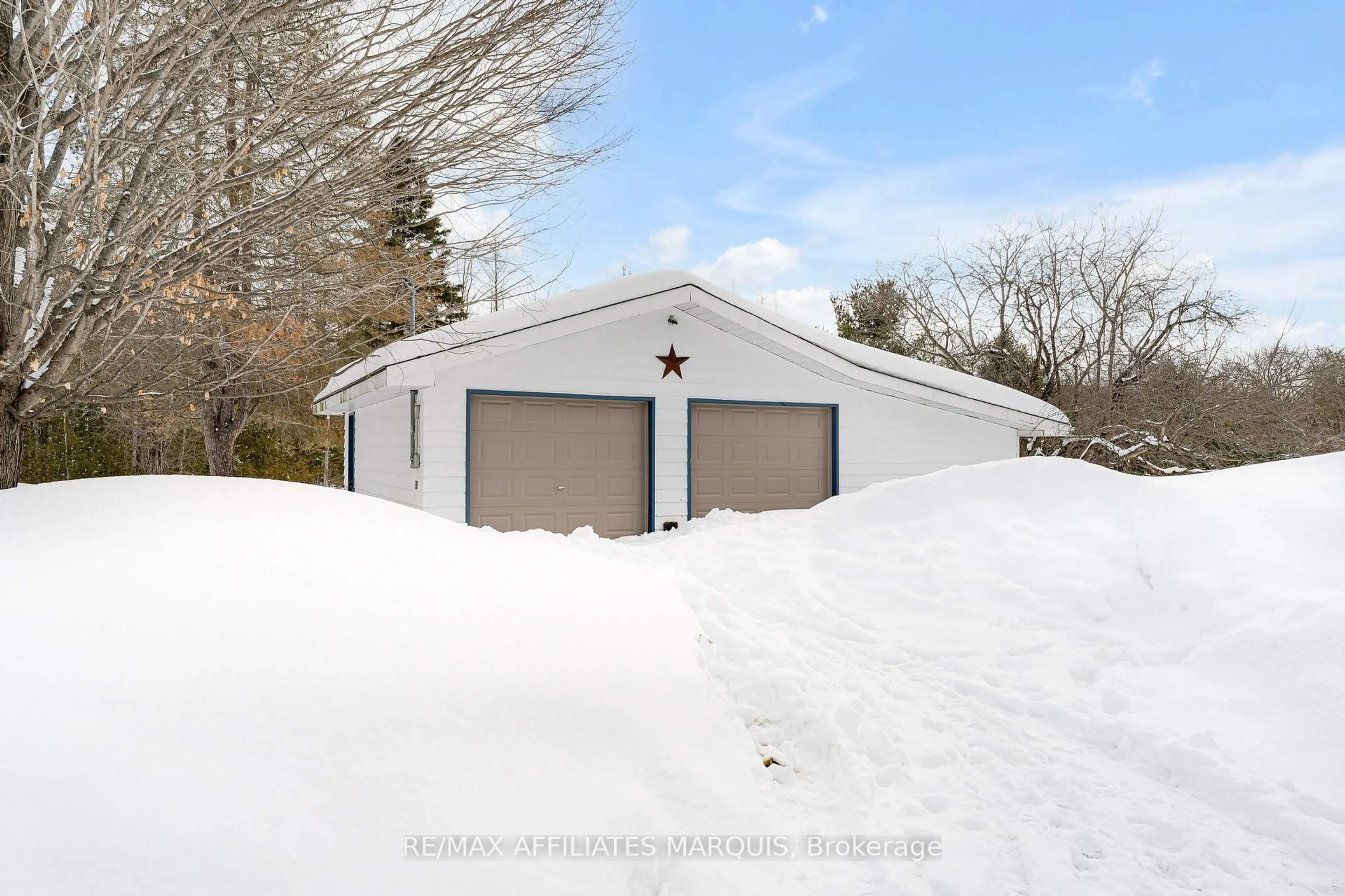 Indoor garage for 15913 509 Rd, Clarendon Station Ontario K0H 1J0