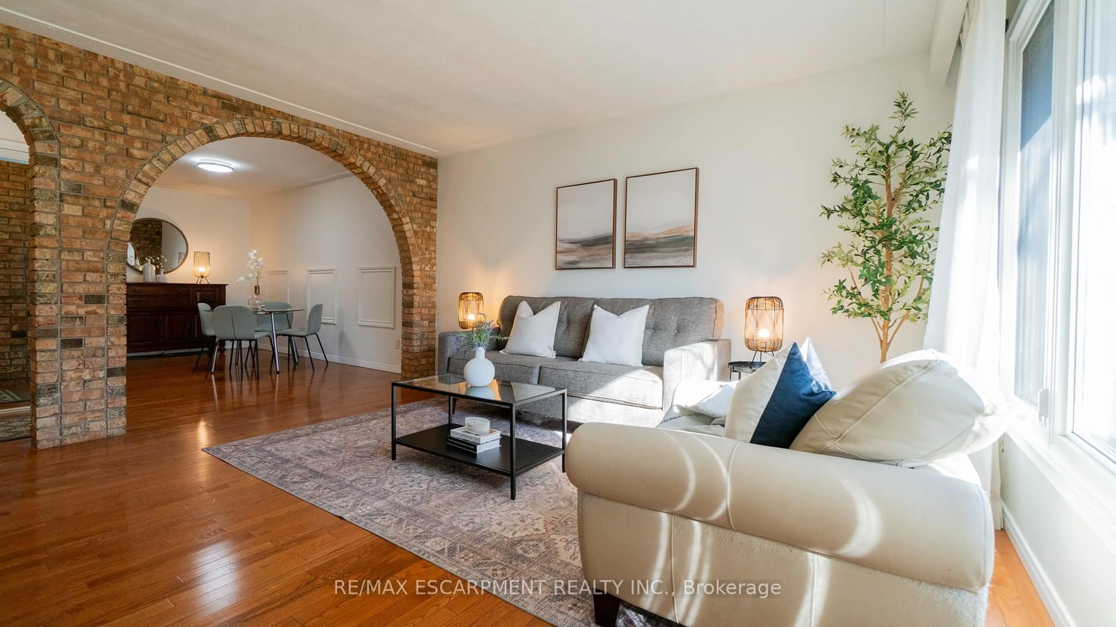 Living room with furniture, unknown for 9 AMBROSE Ave, Hamilton Ontario L8K 5N8