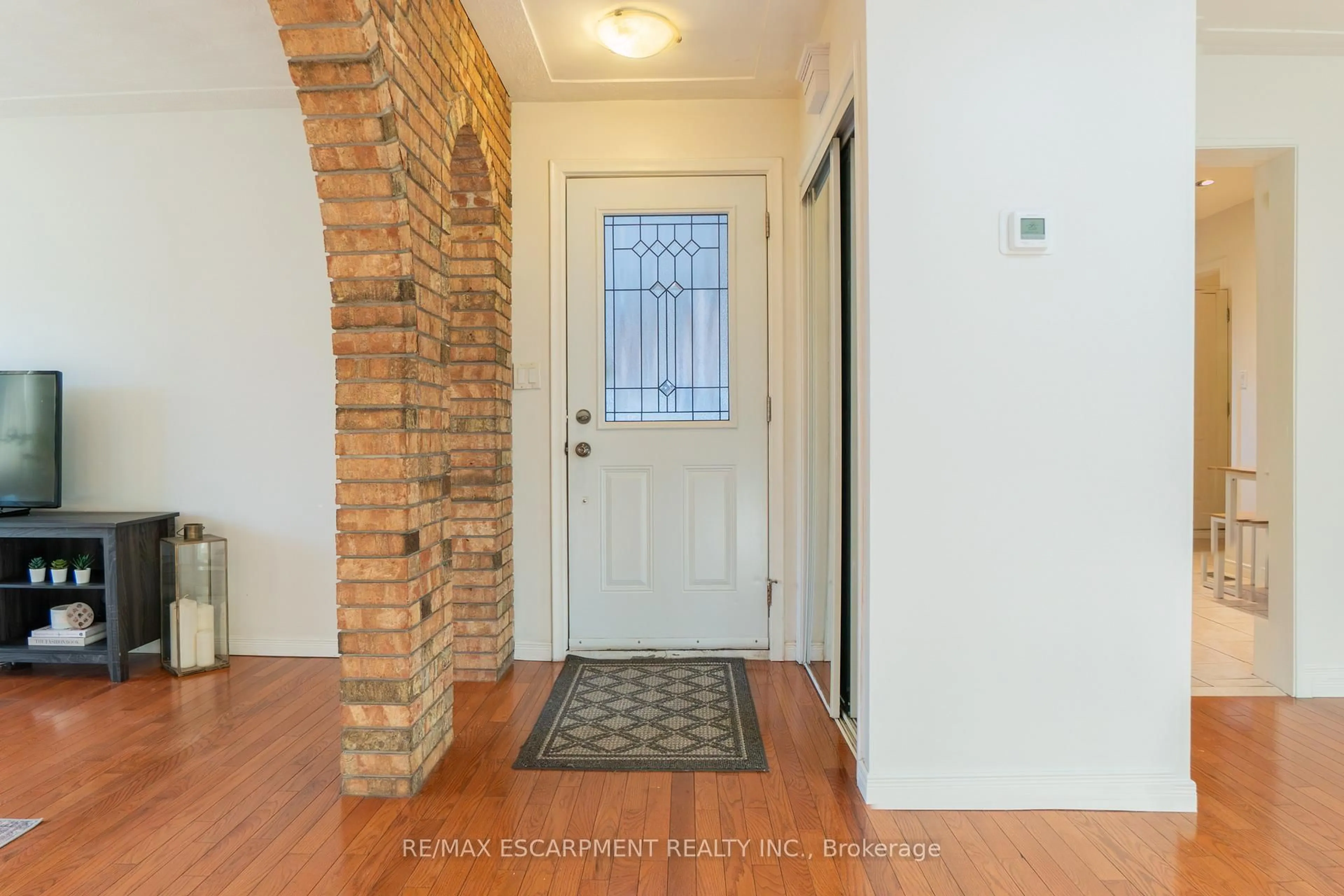Indoor entryway for 9 AMBROSE Ave, Hamilton Ontario L8K 5N8