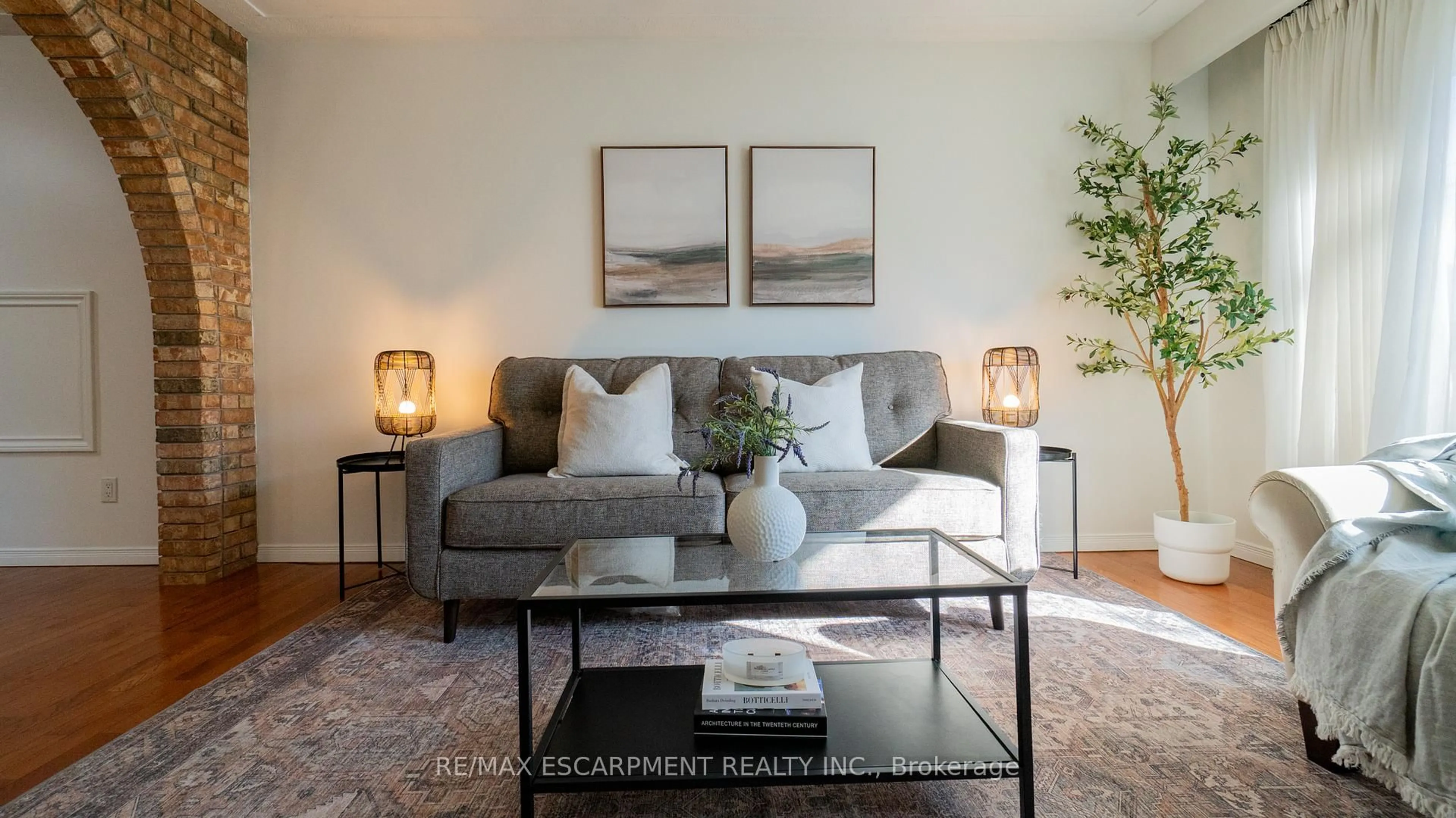 Living room with furniture, unknown for 9 AMBROSE Ave, Hamilton Ontario L8K 5N8