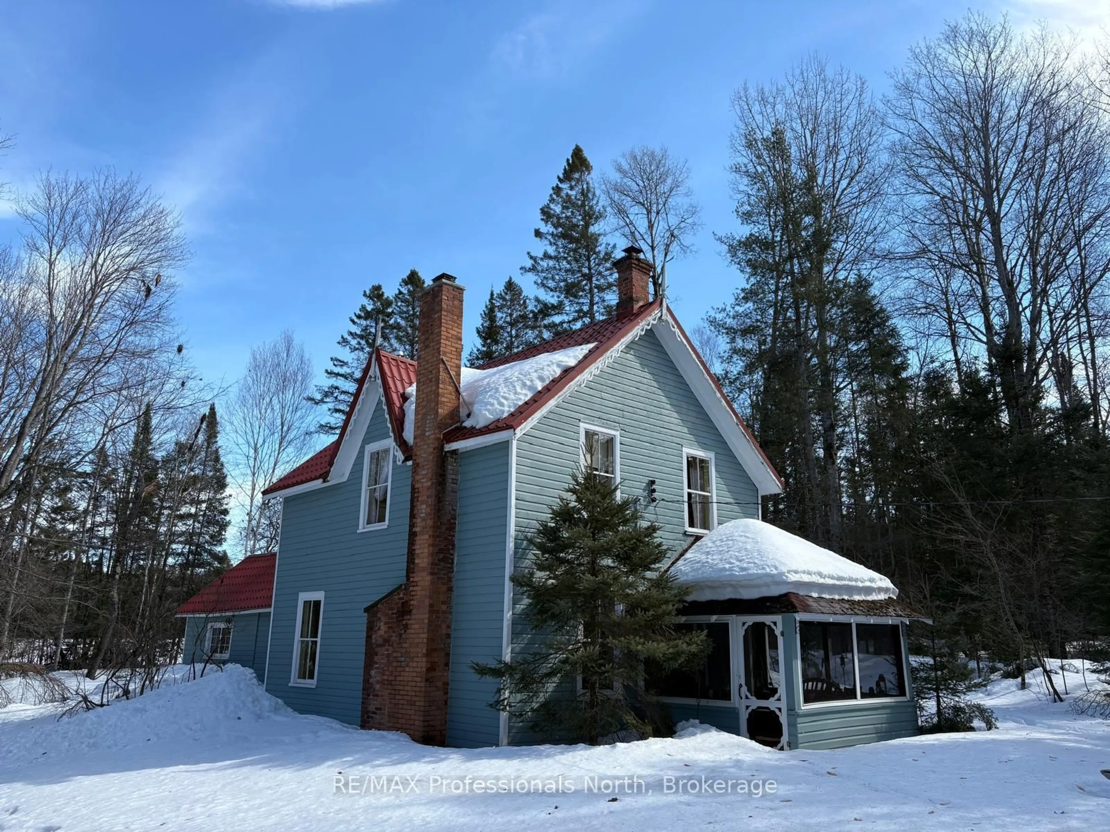 A pic from outside/outdoor area/front of a property/back of a property/a pic from drone, unknown for 231 KAY Rd, Huntsville Ontario P0B 1L0