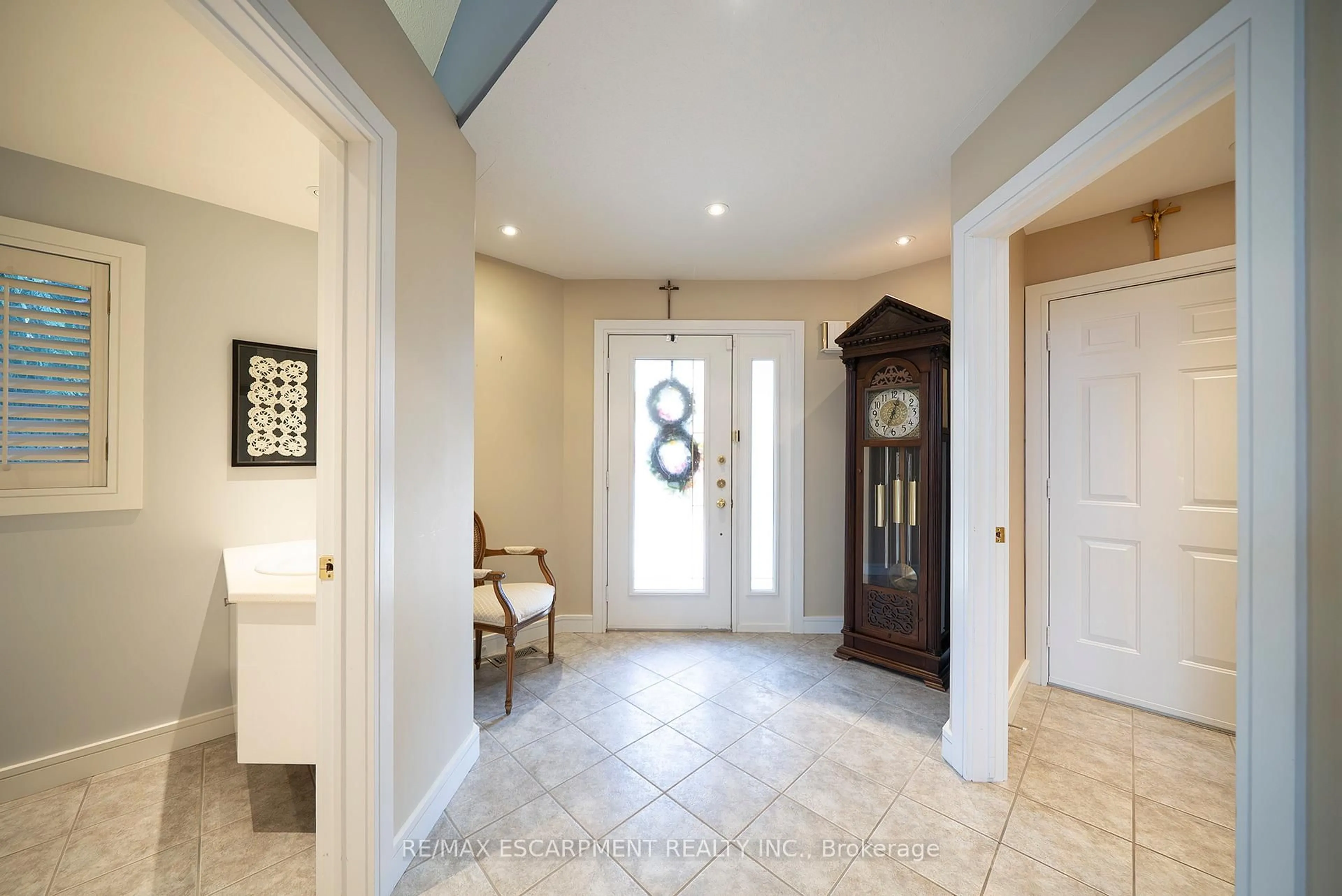 Indoor entryway for 422 Powerline Rd #21, Brantford Ontario N3R 8A1