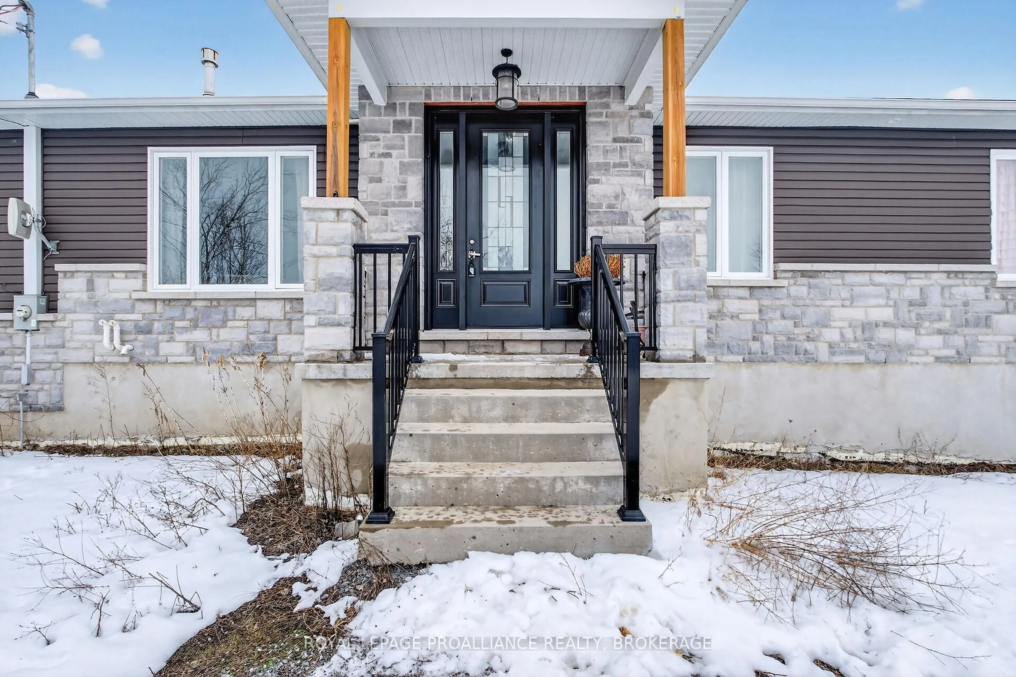 Indoor entryway for 43 Hegadorn Rd, Bissett Creek Ontario K0H 2H0