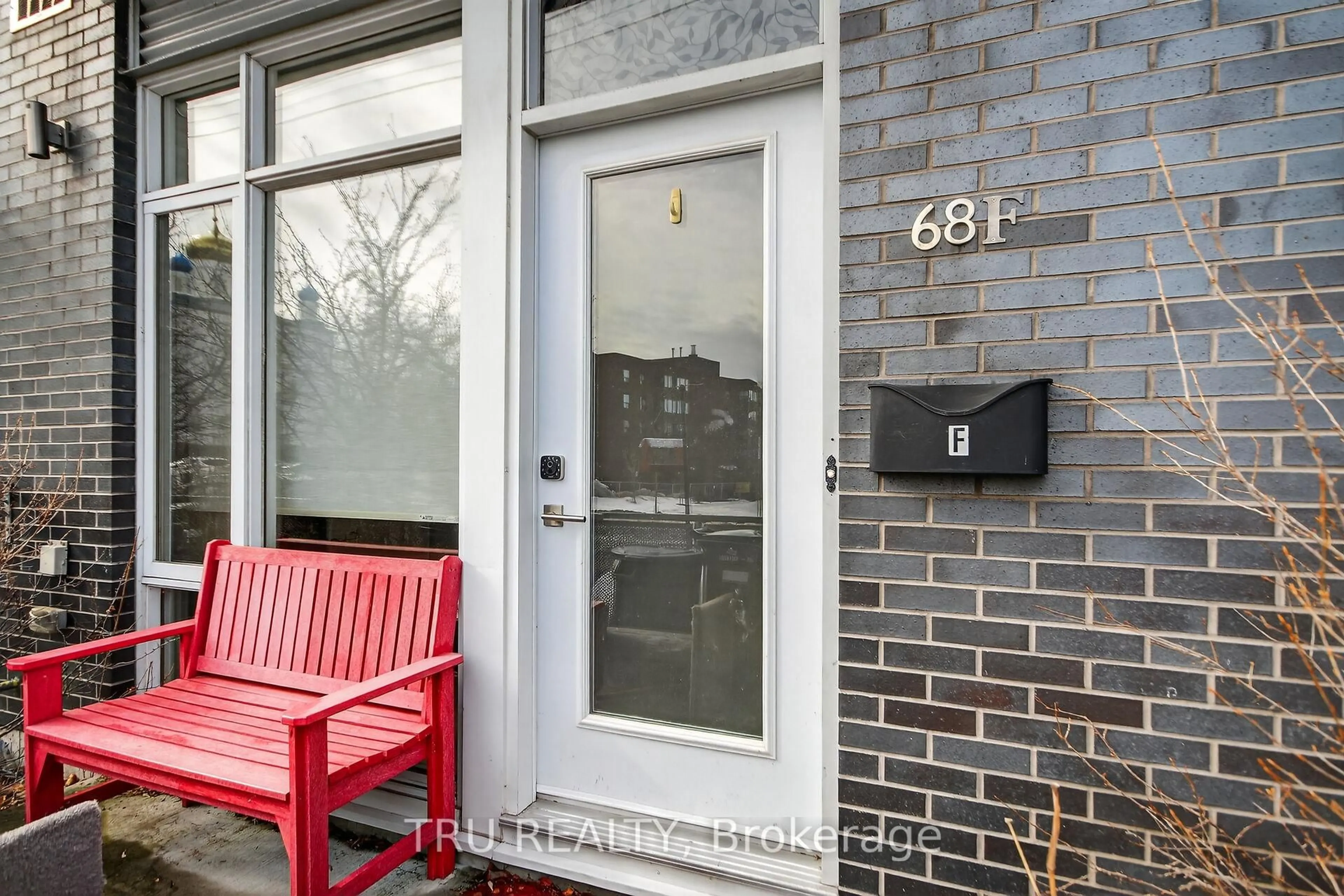 Indoor entryway for 68 Stonehurst Ave, Ottawa Ontario K1Y 1R5