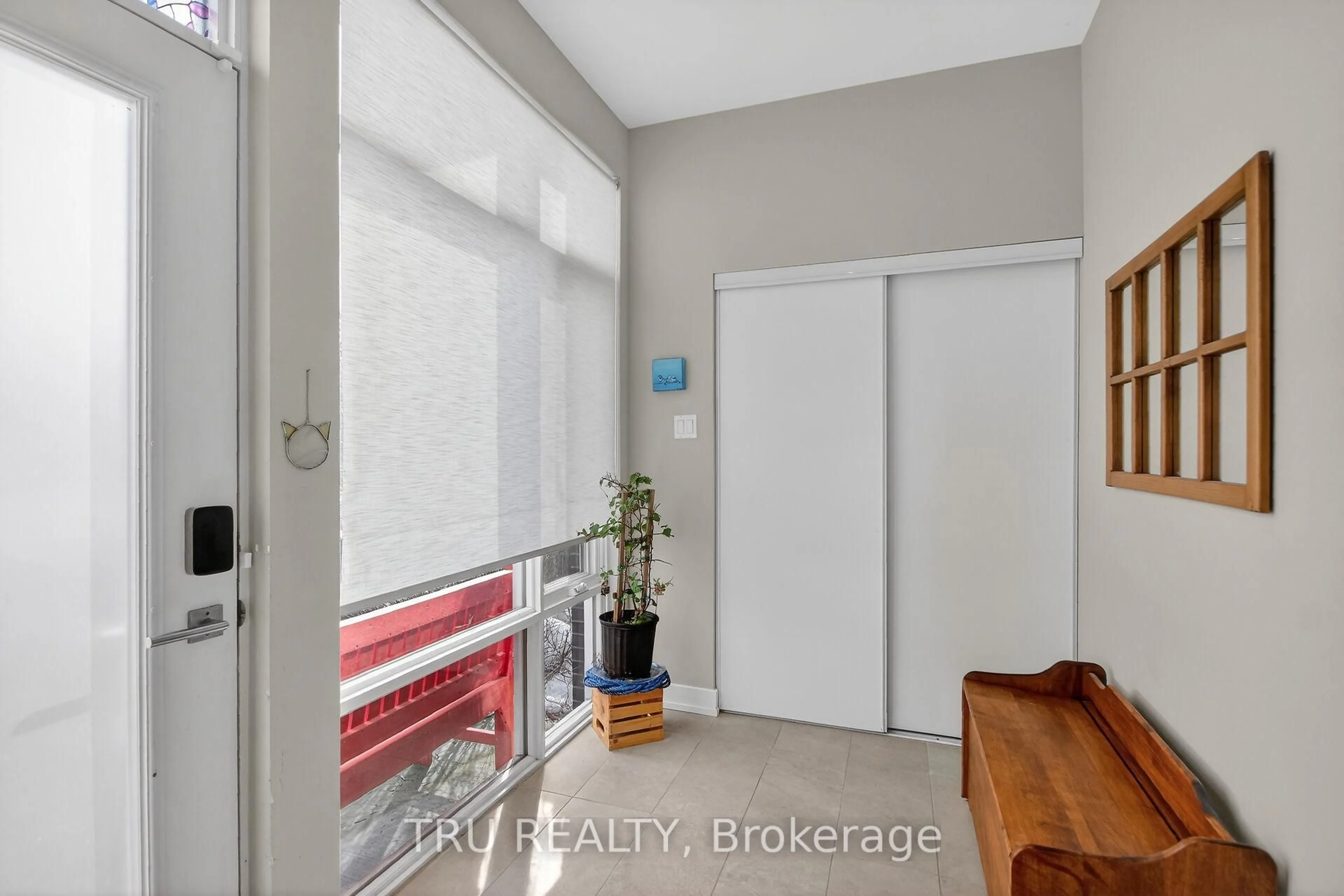 Indoor entryway for 68 Stonehurst Ave, Ottawa Ontario K1Y 1R5