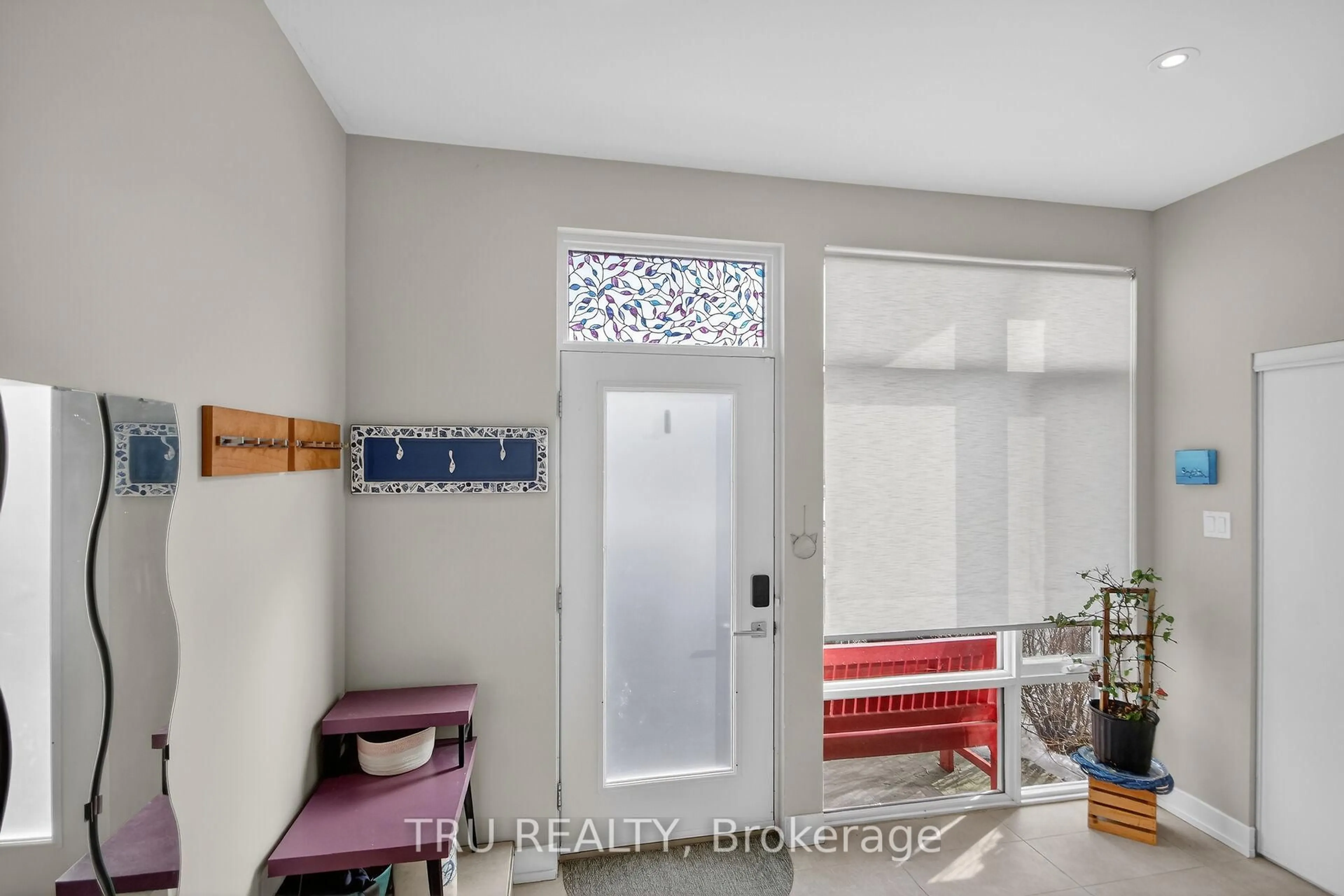 Indoor entryway for 68 Stonehurst Ave, Ottawa Ontario K1Y 1R5