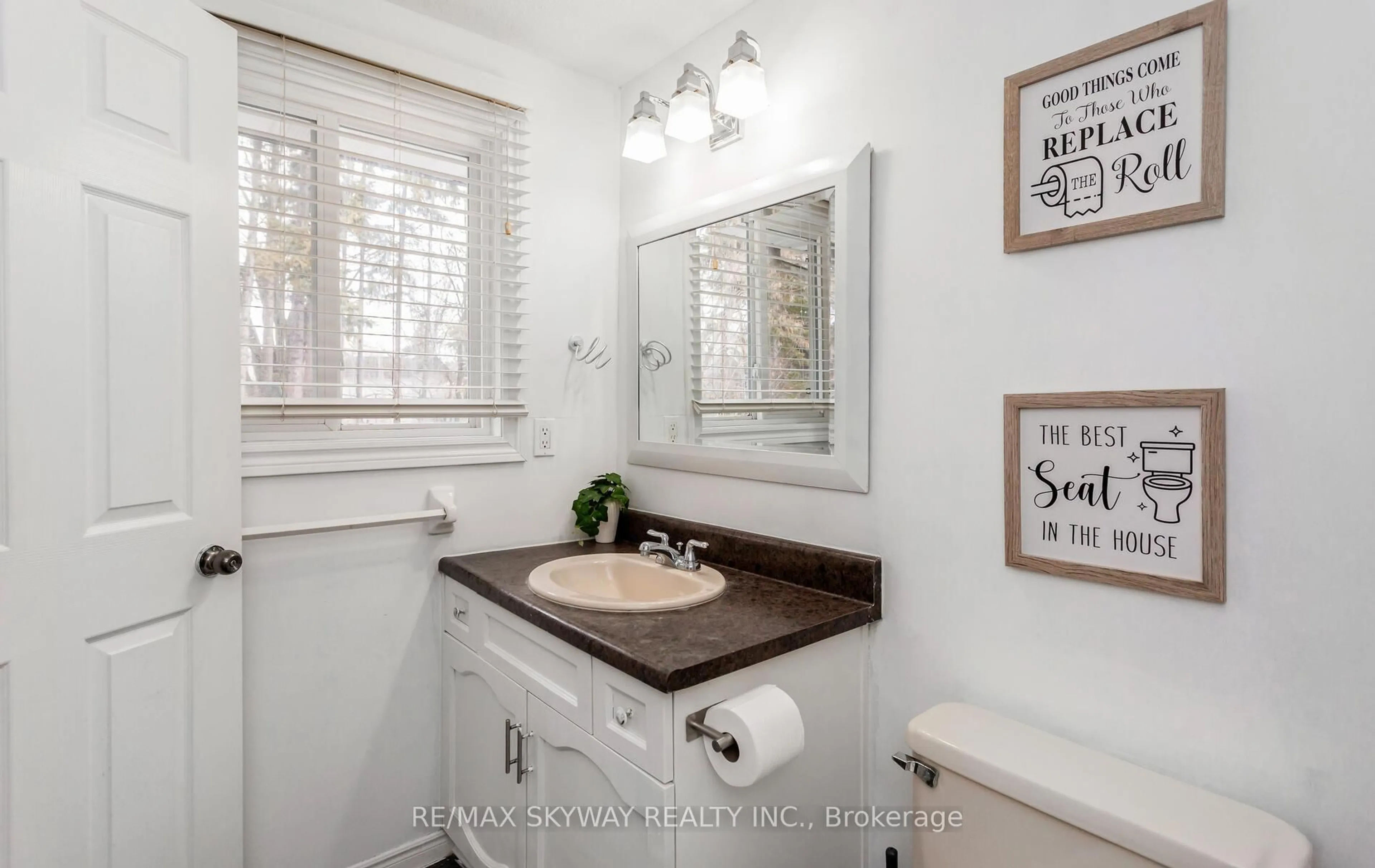 Standard bathroom, ceramic/tile floor for 16 Bankside Dr, Kitchener Ontario N2N 3C9