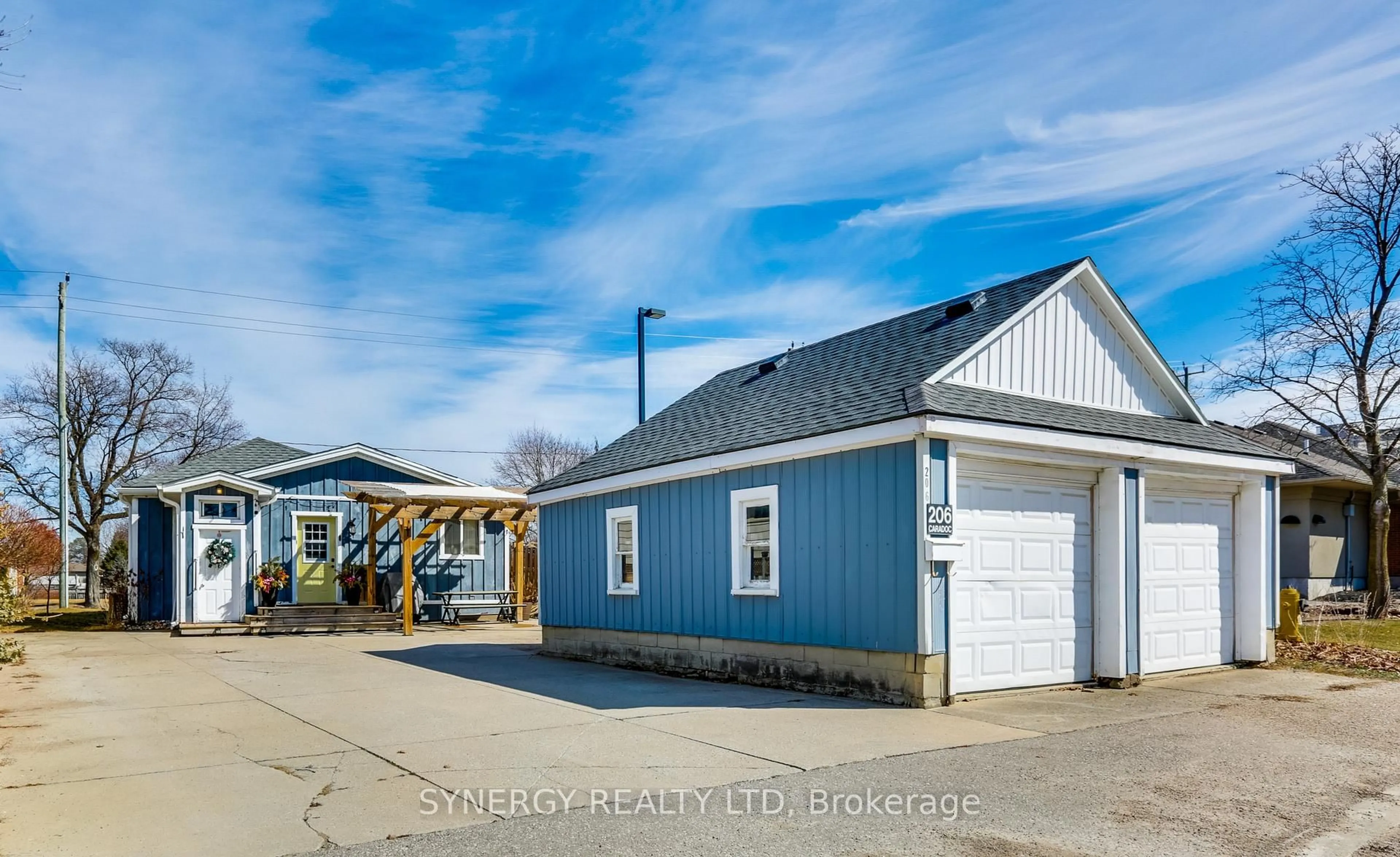 Indoor garage for 206 Caradoc St, Strathroy-Caradoc Ontario N7G 2P1