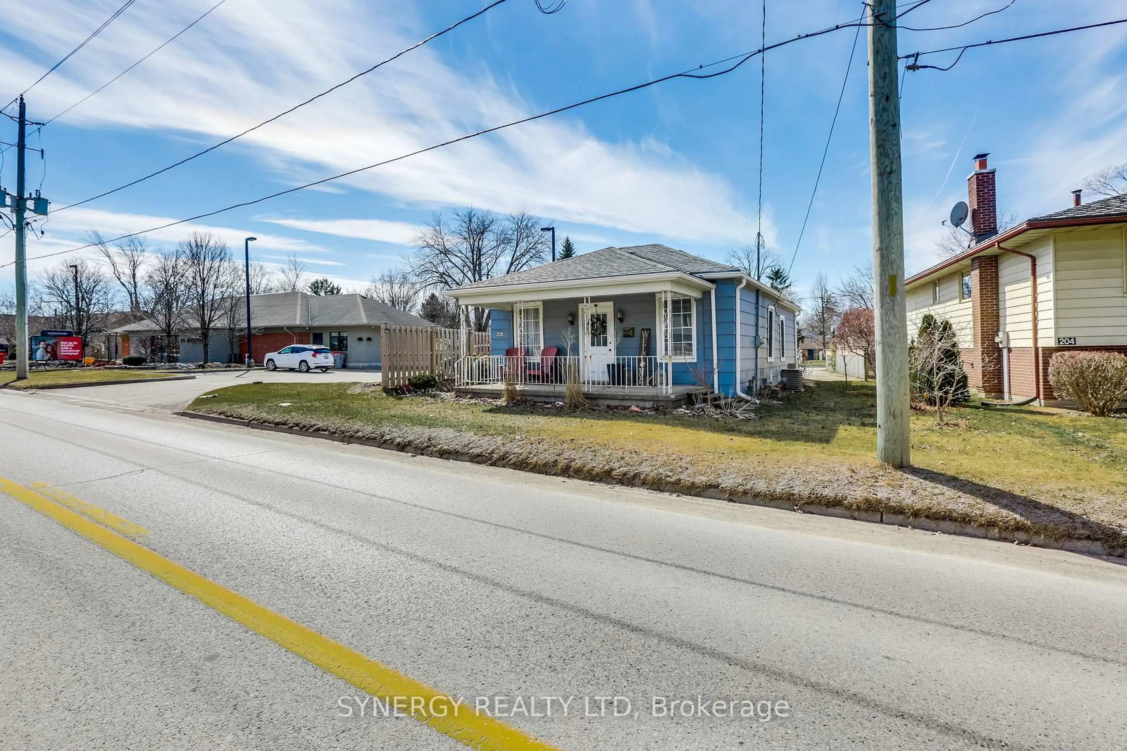 A pic from outside/outdoor area/front of a property/back of a property/a pic from drone, street for 206 Caradoc St, Strathroy-Caradoc Ontario N7G 2P1