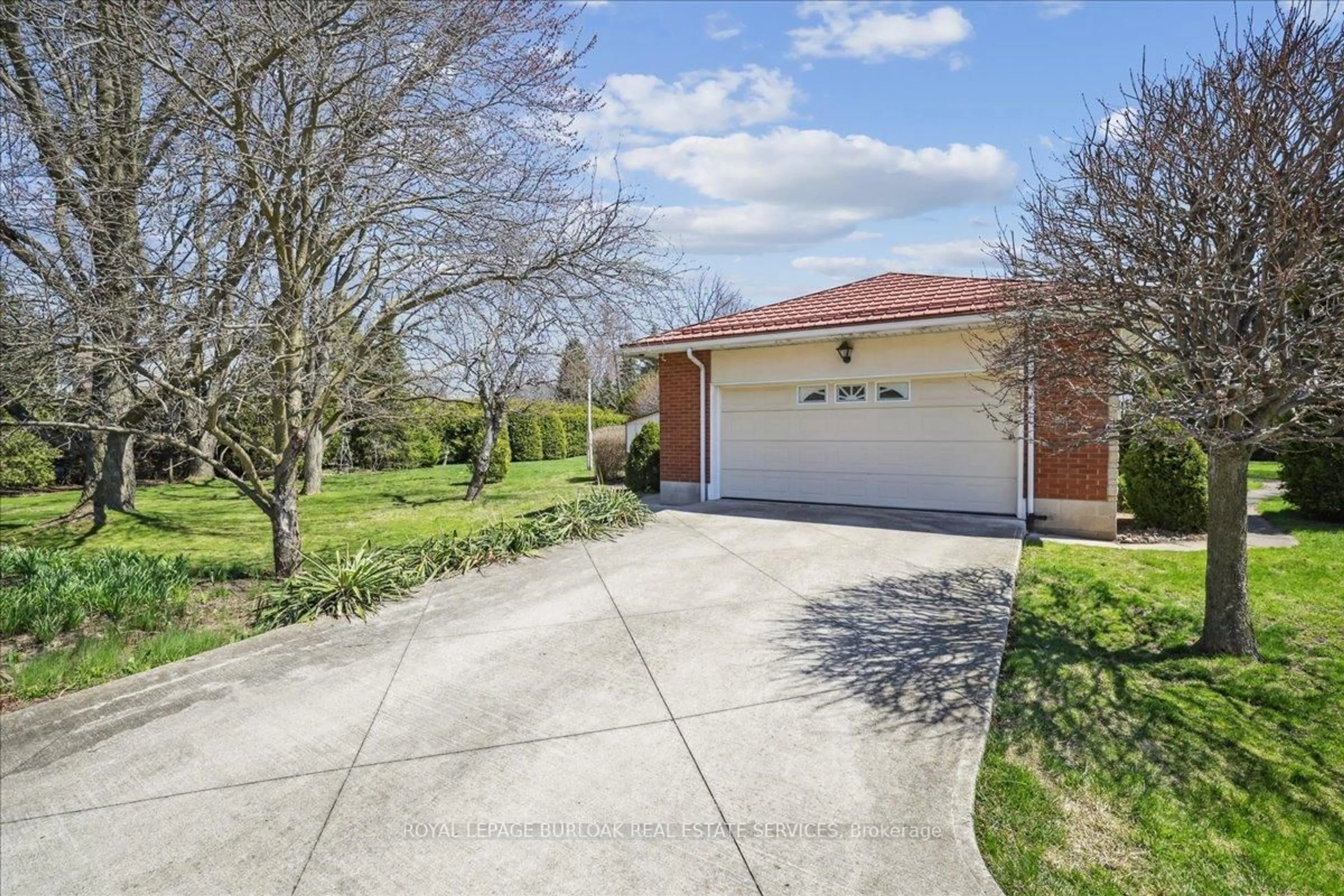 A pic from outside/outdoor area/front of a property/back of a property/a pic from drone, street for 1 Westview Cres, Hamilton Ontario L8B 0E4