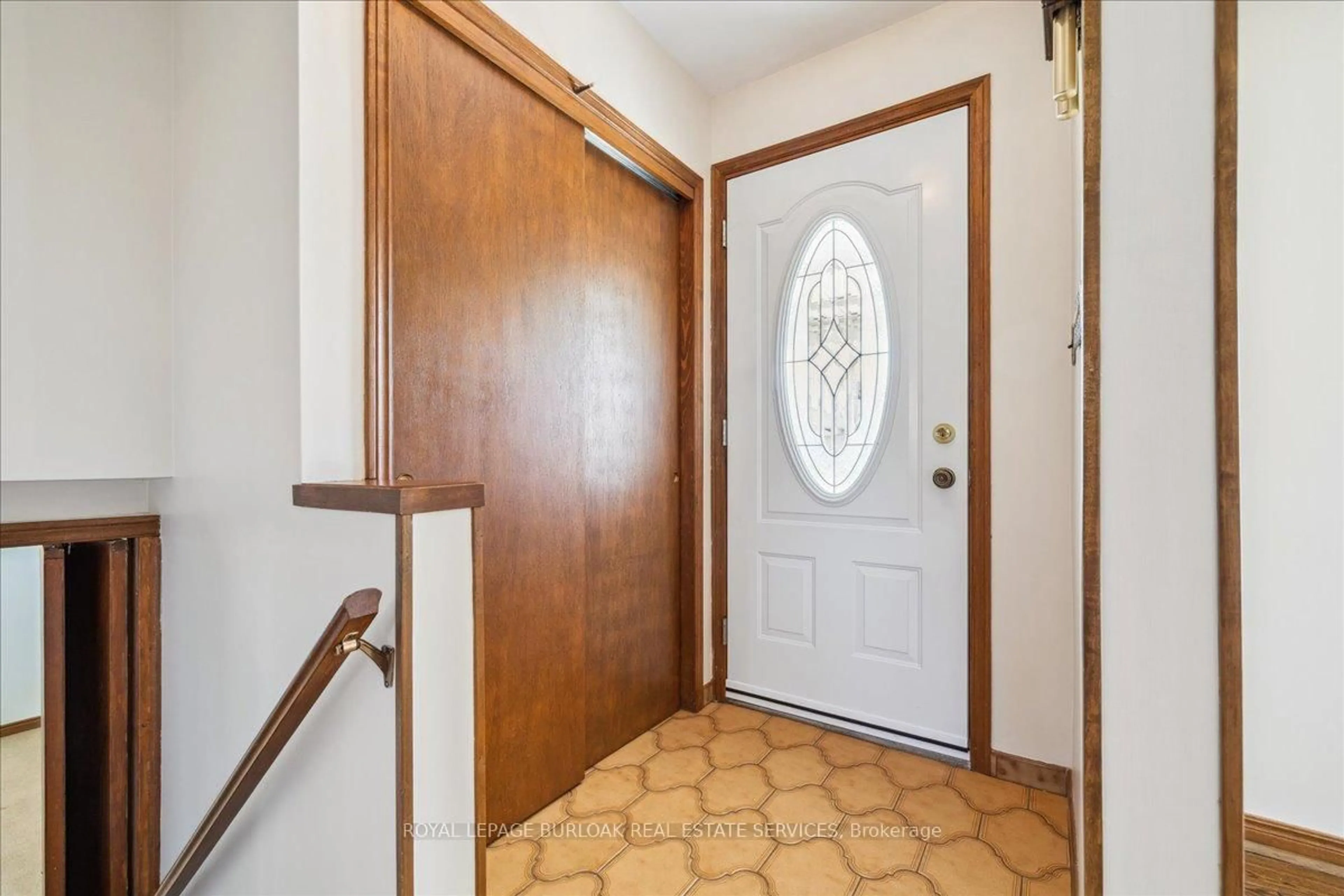 Indoor entryway for 1 Westview Cres, Hamilton Ontario L8B 0E4