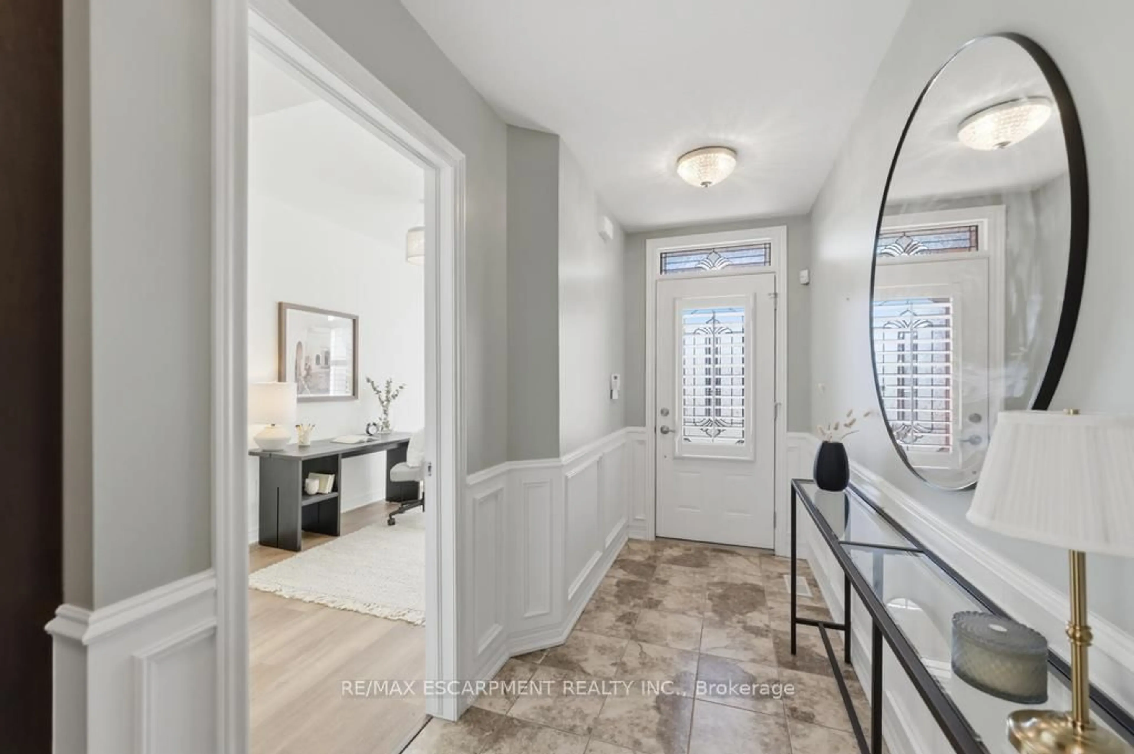 Indoor entryway for 53 REDFERN Ave #27, Hamilton Ontario L9C 0E2