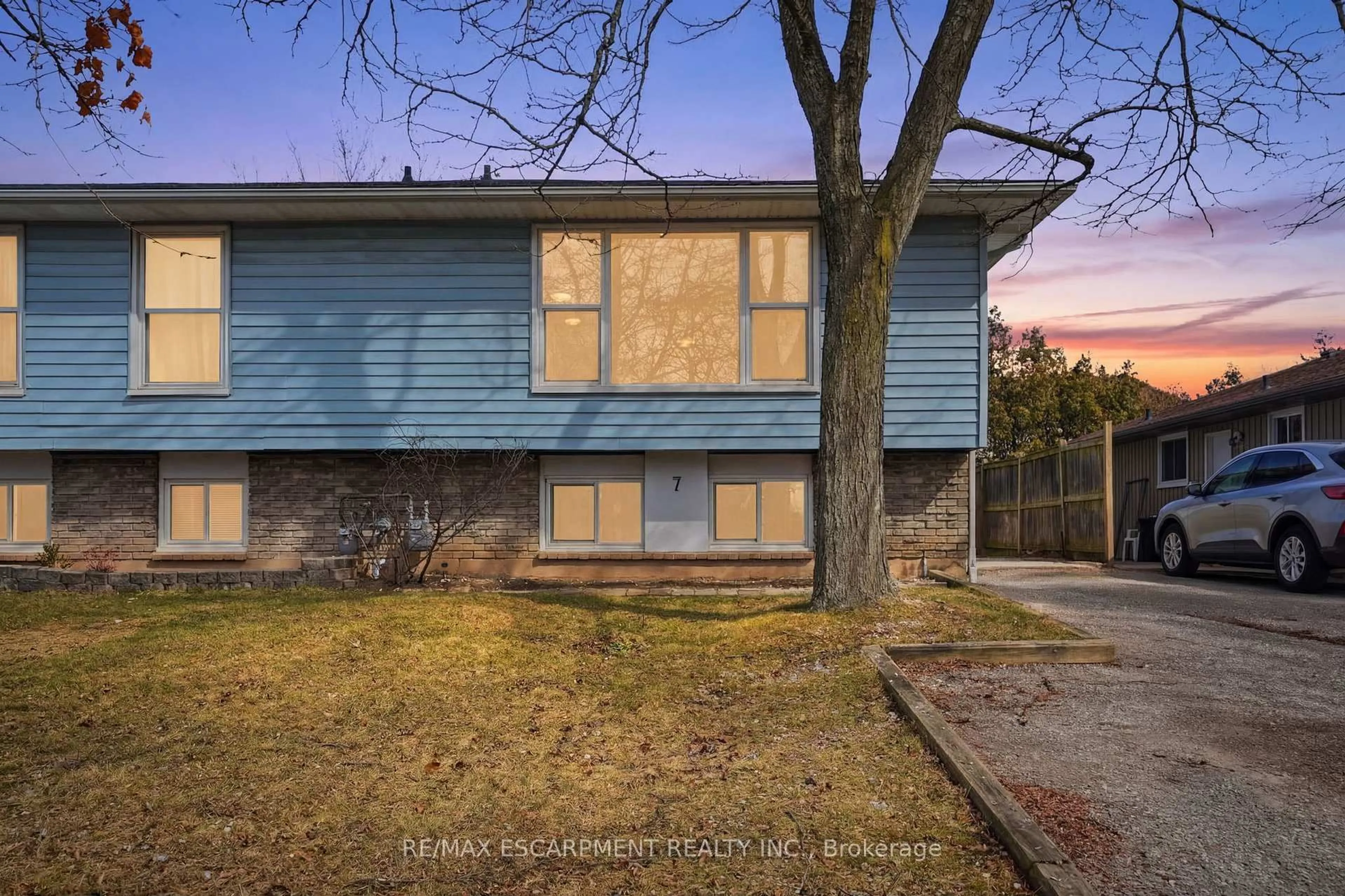 Home with vinyl exterior material, street for 7 CALCOTT Crt, Thorold Ontario L2V 4J9