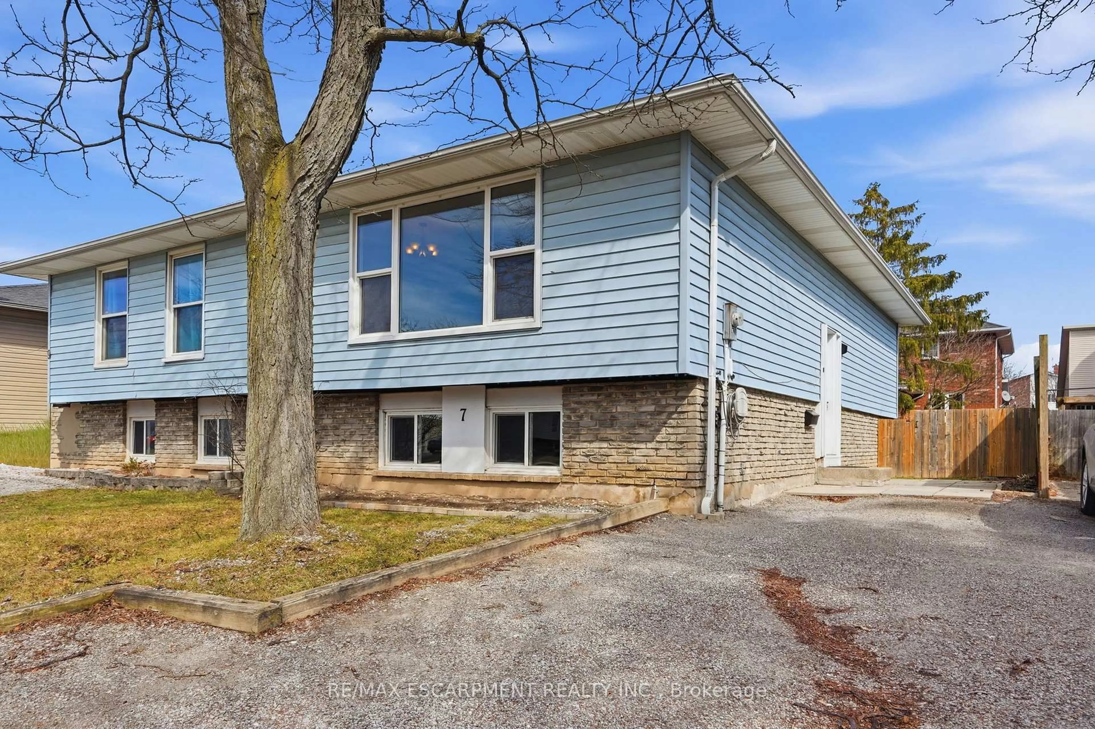 Home with vinyl exterior material, street for 7 CALCOTT Crt, Thorold Ontario L2V 4J9