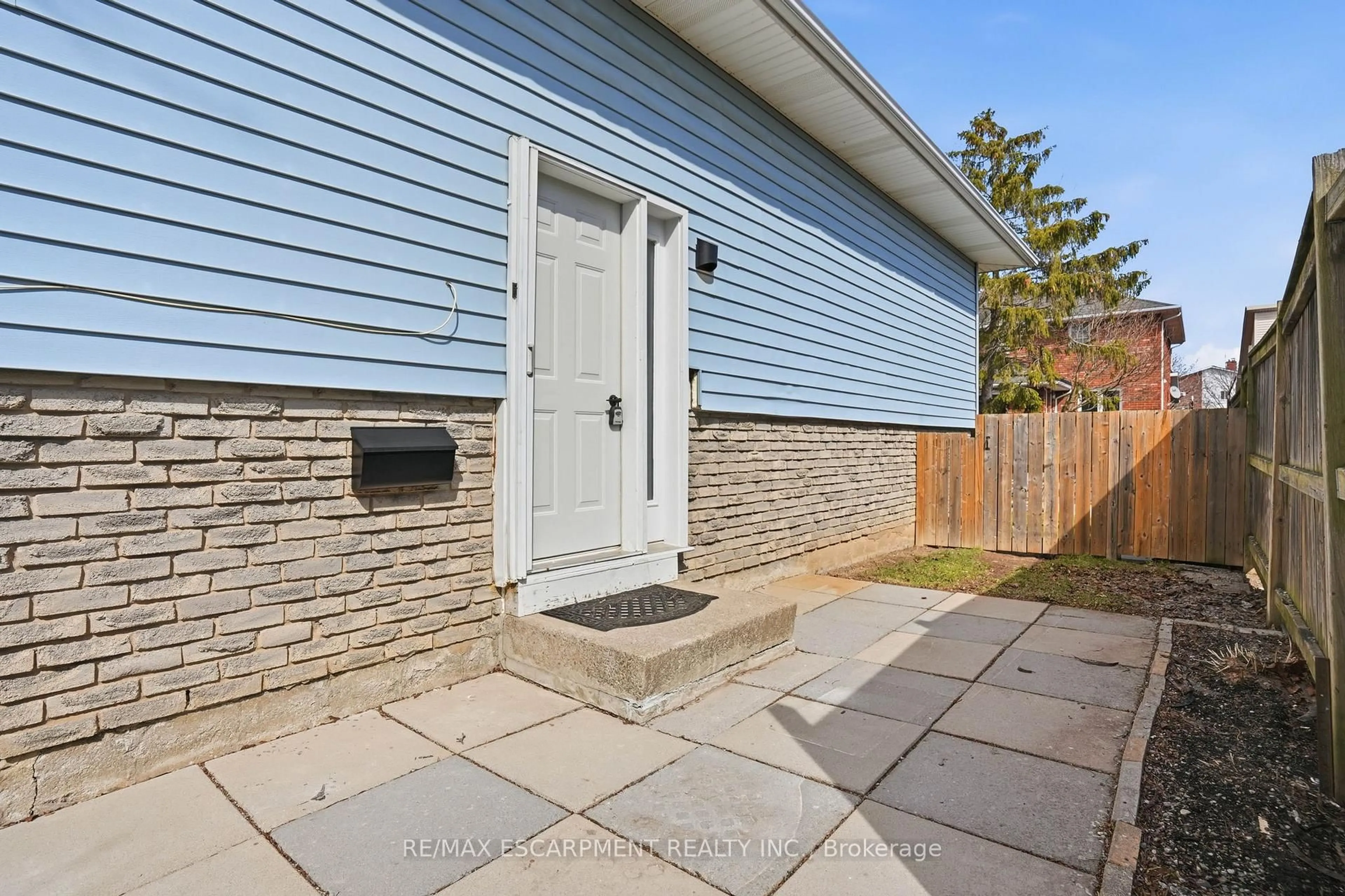 Unknown for 7 CALCOTT Crt, Thorold Ontario L2V 4J9