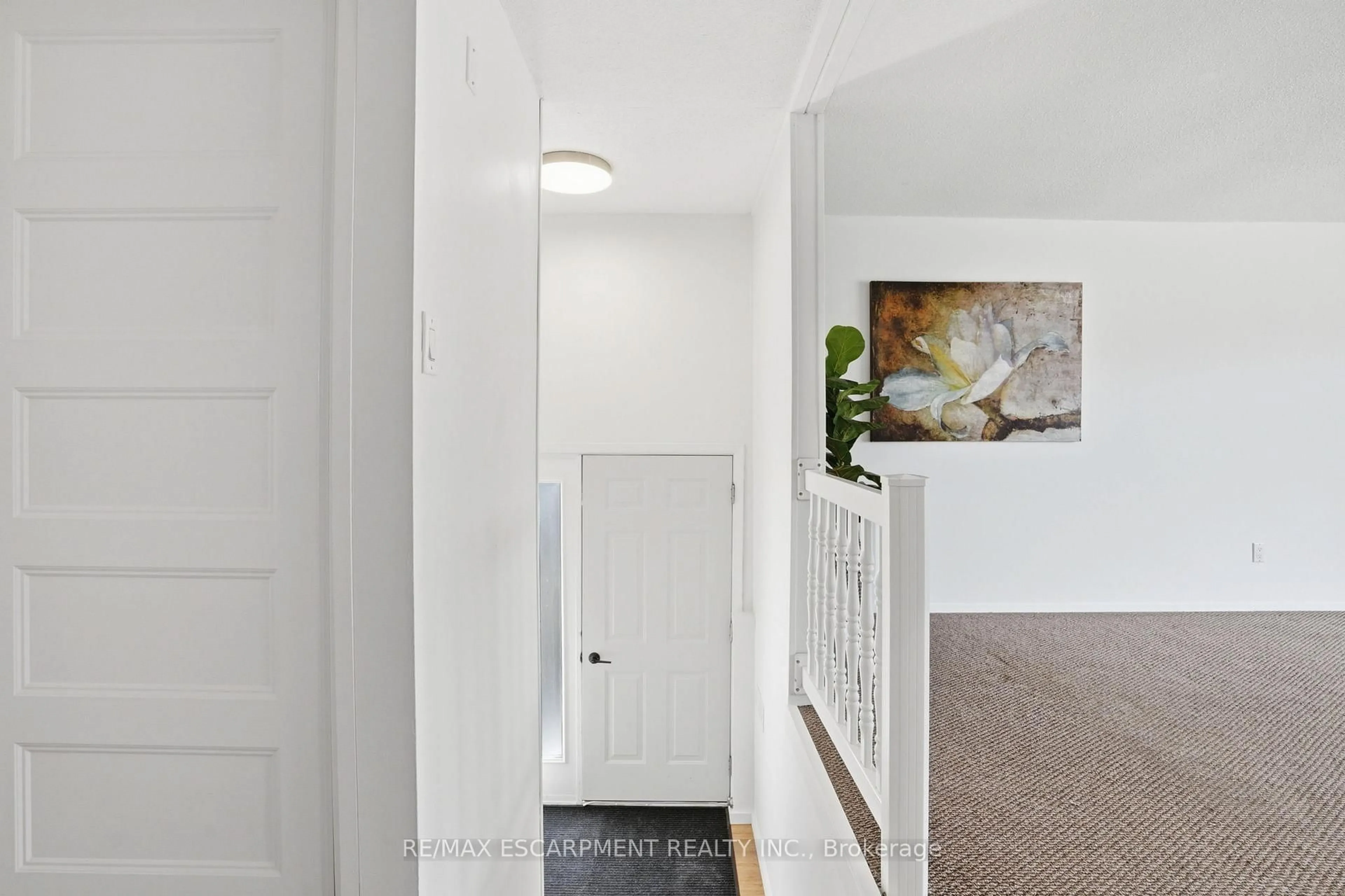 Indoor entryway for 7 CALCOTT Crt, Thorold Ontario L2V 4J9