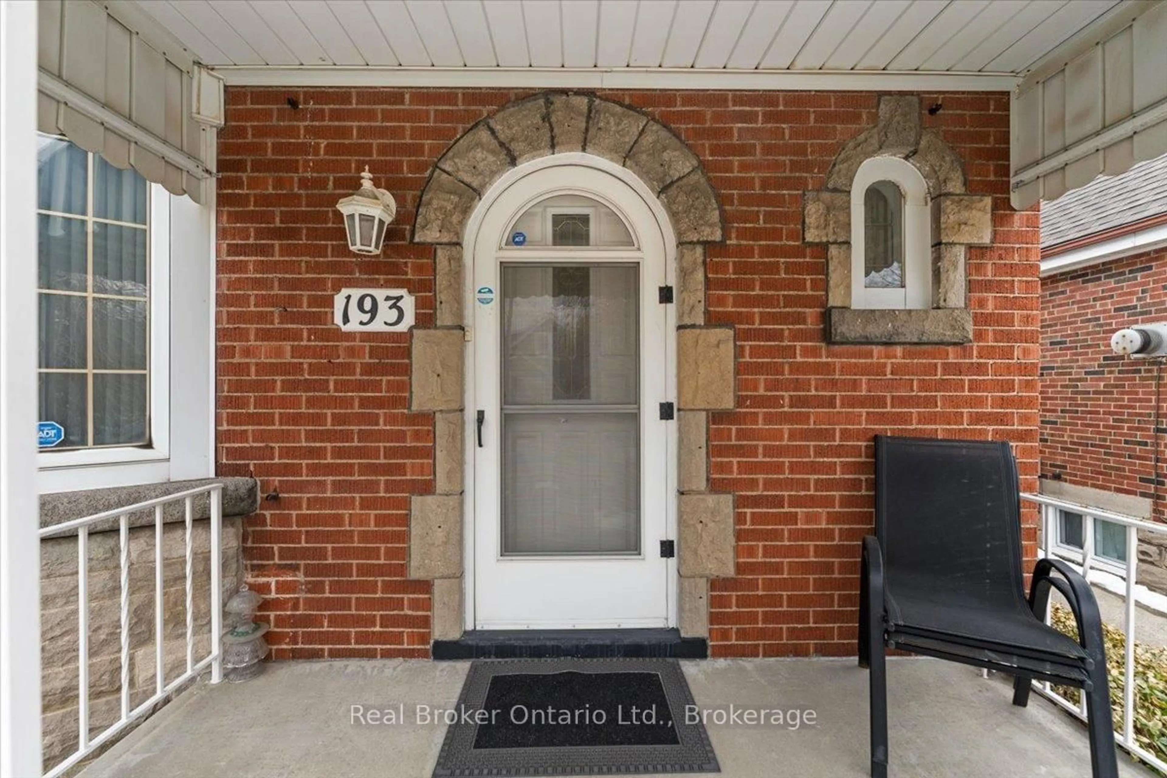 Indoor entryway for 193 Huxley Ave, Hamilton Ontario L8K 2R2