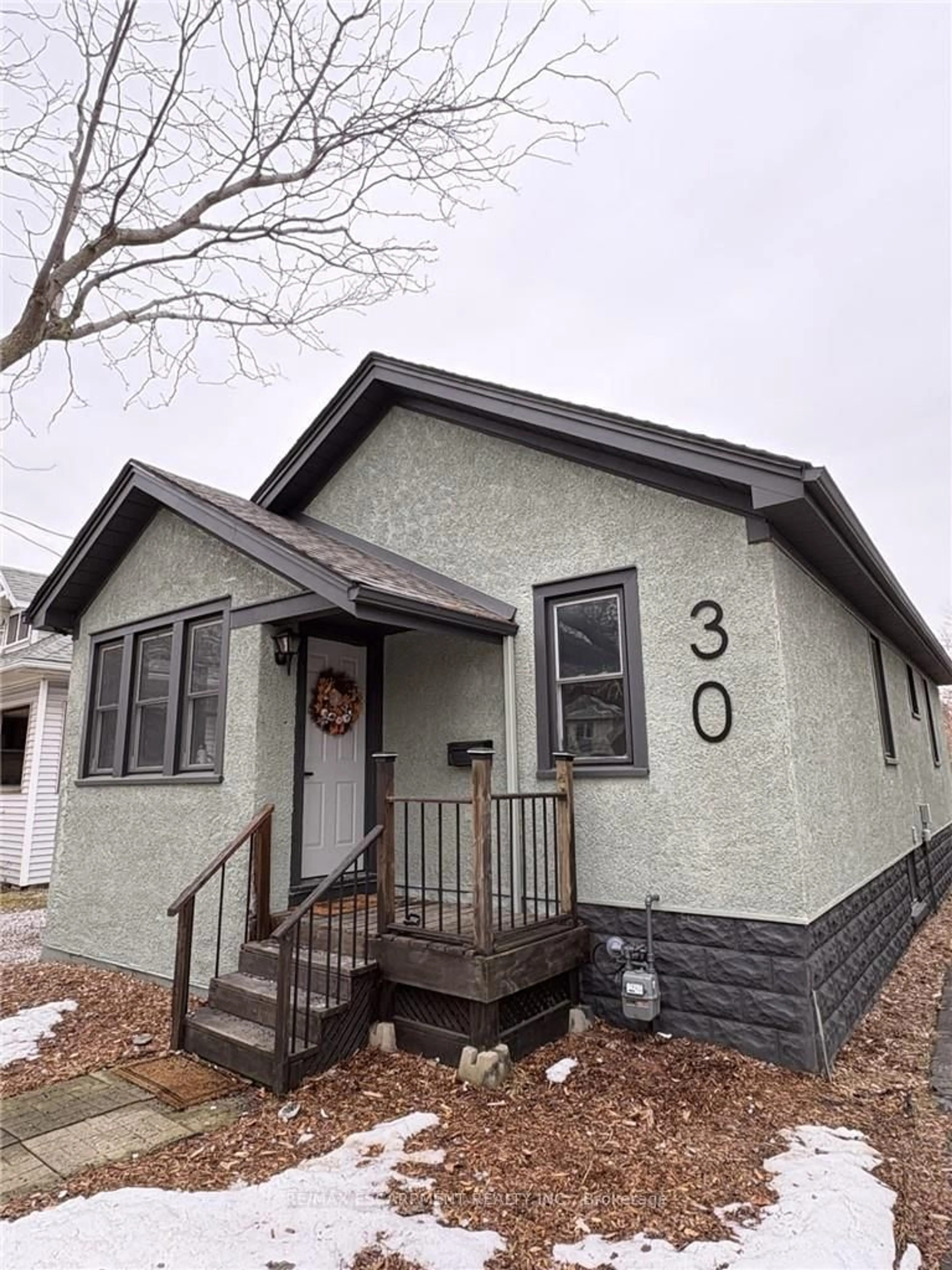 Home with vinyl exterior material, street for 30 Eastchester Ave, St. Catharines Ontario L2P 2V6