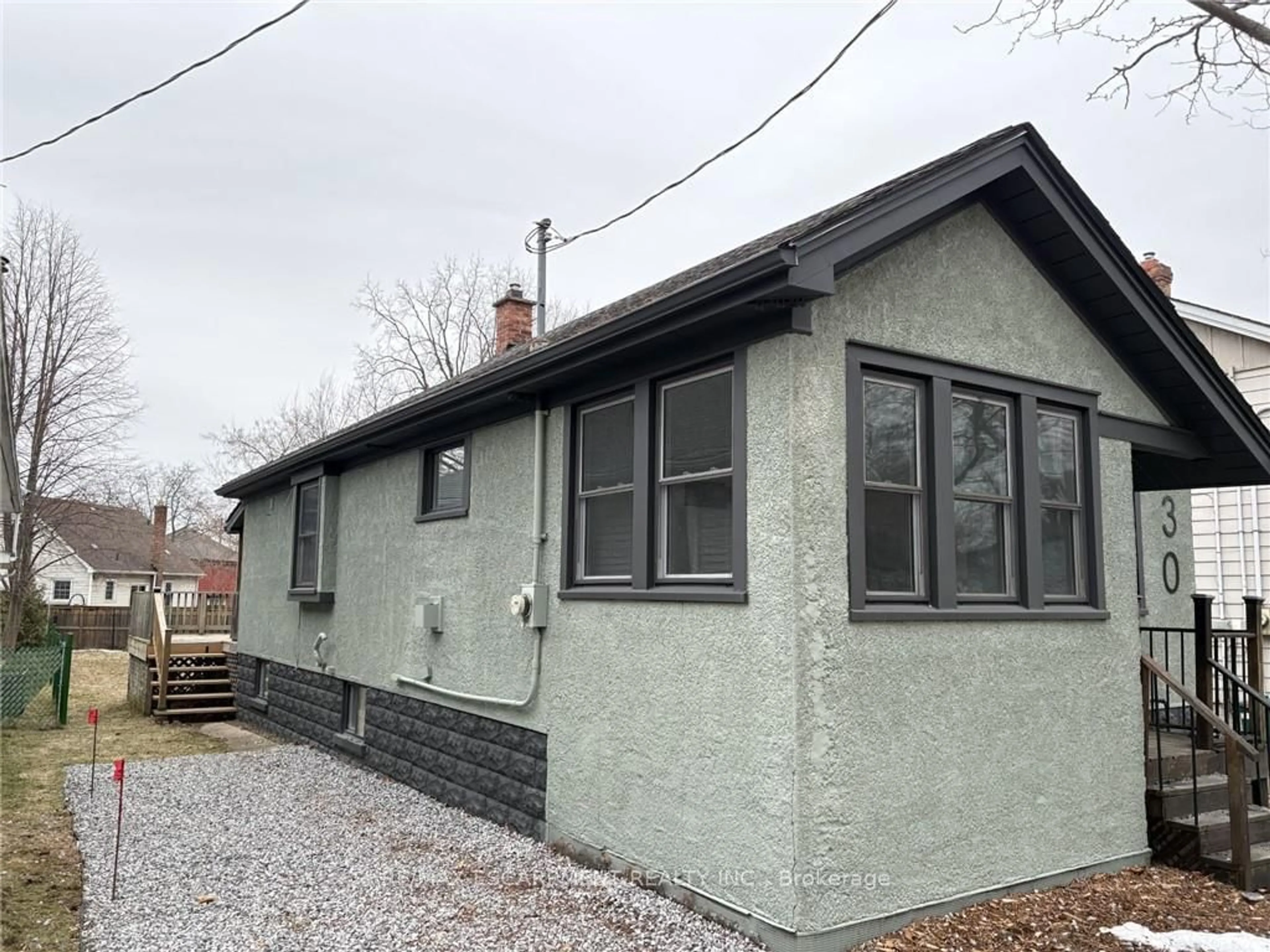 Home with vinyl exterior material, building for 30 Eastchester Ave, St. Catharines Ontario L2P 2V6