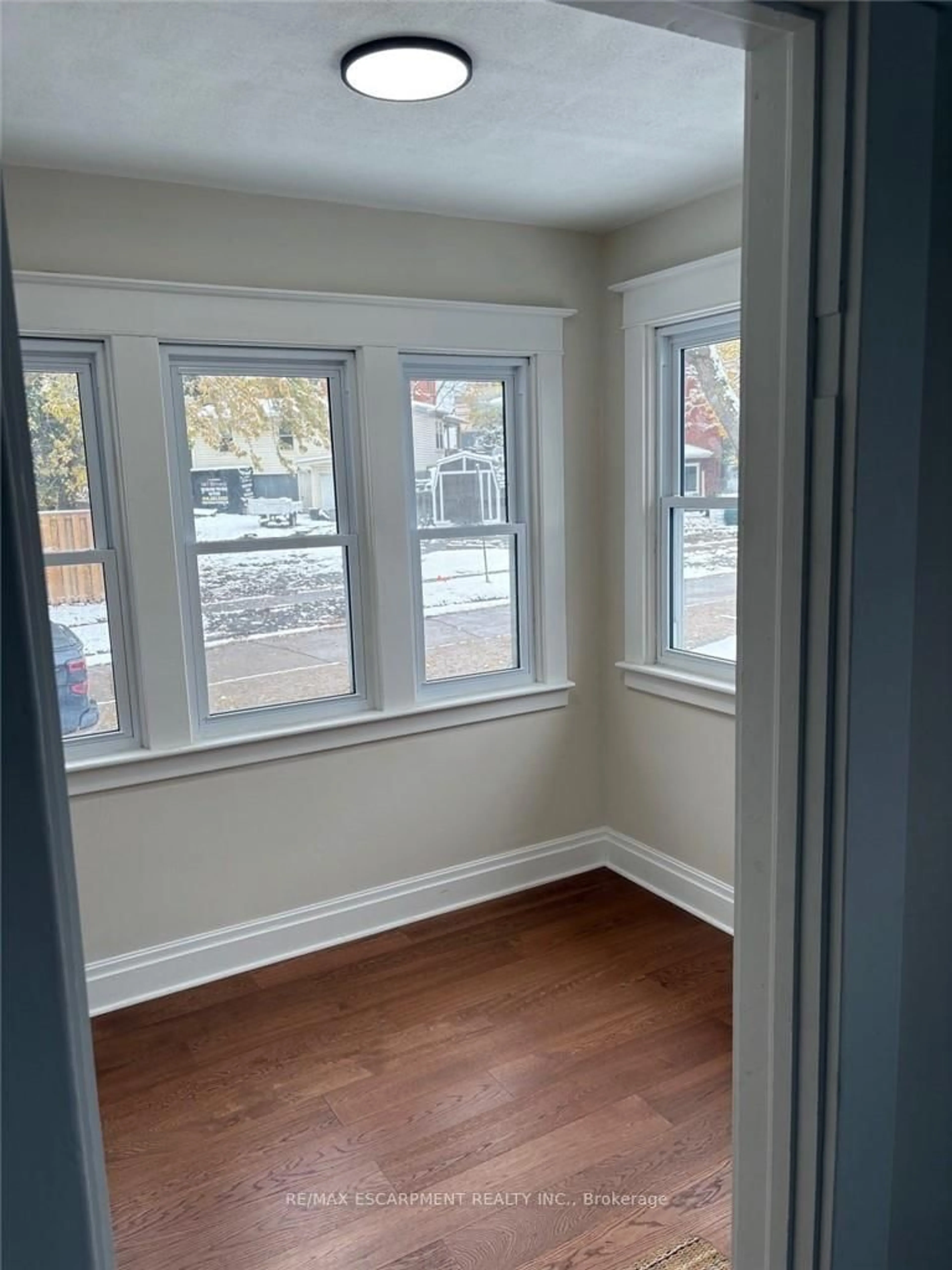 A pic of a room for 30 Eastchester Ave, St. Catharines Ontario L2P 2V6