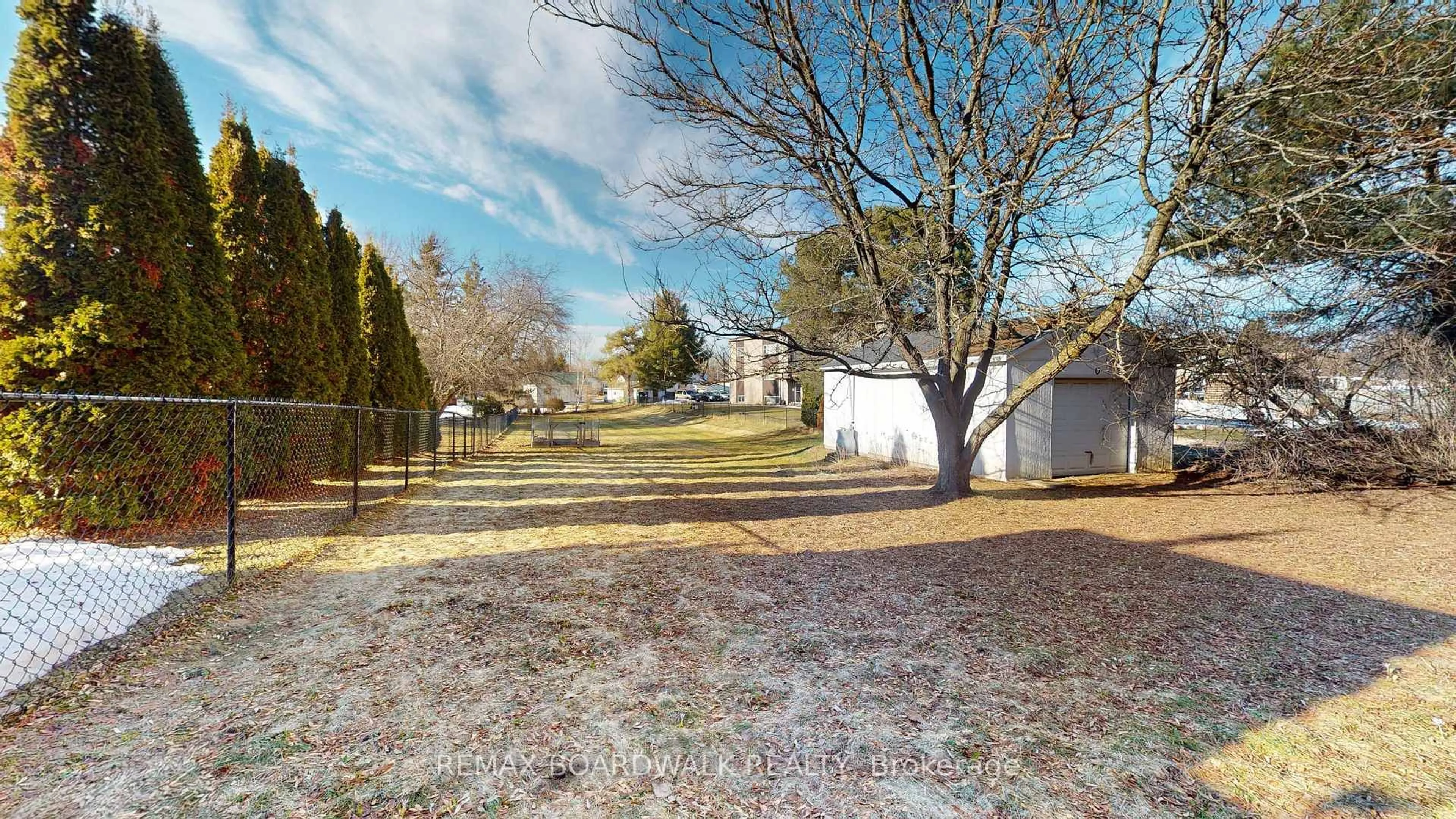 A pic from outside/outdoor area/front of a property/back of a property/a pic from drone, street for 122 Margaret Pl, Brockville Ontario K6V 6Y5