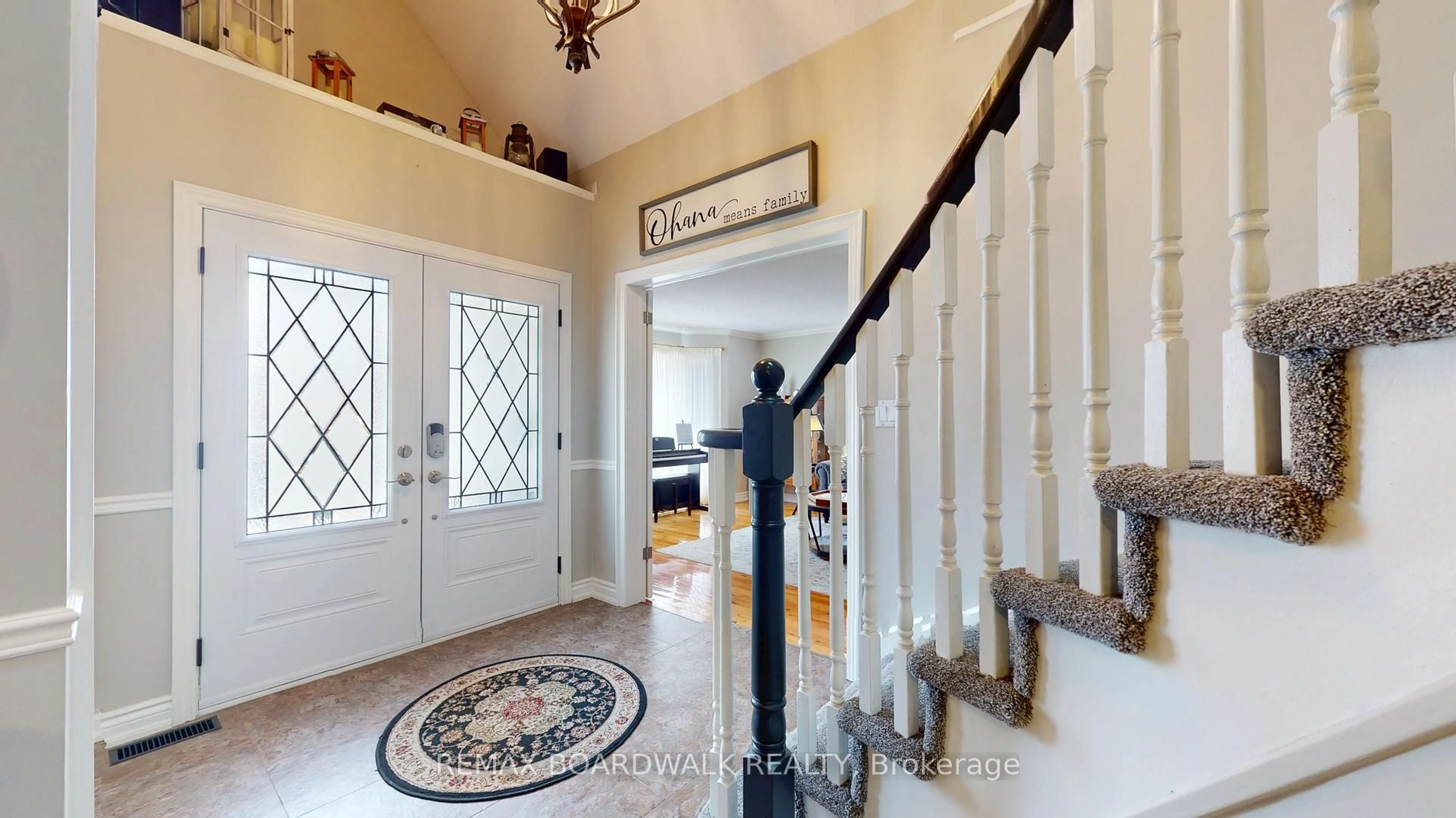 Indoor foyer for 122 Margaret Pl, Brockville Ontario K6V 6Y5