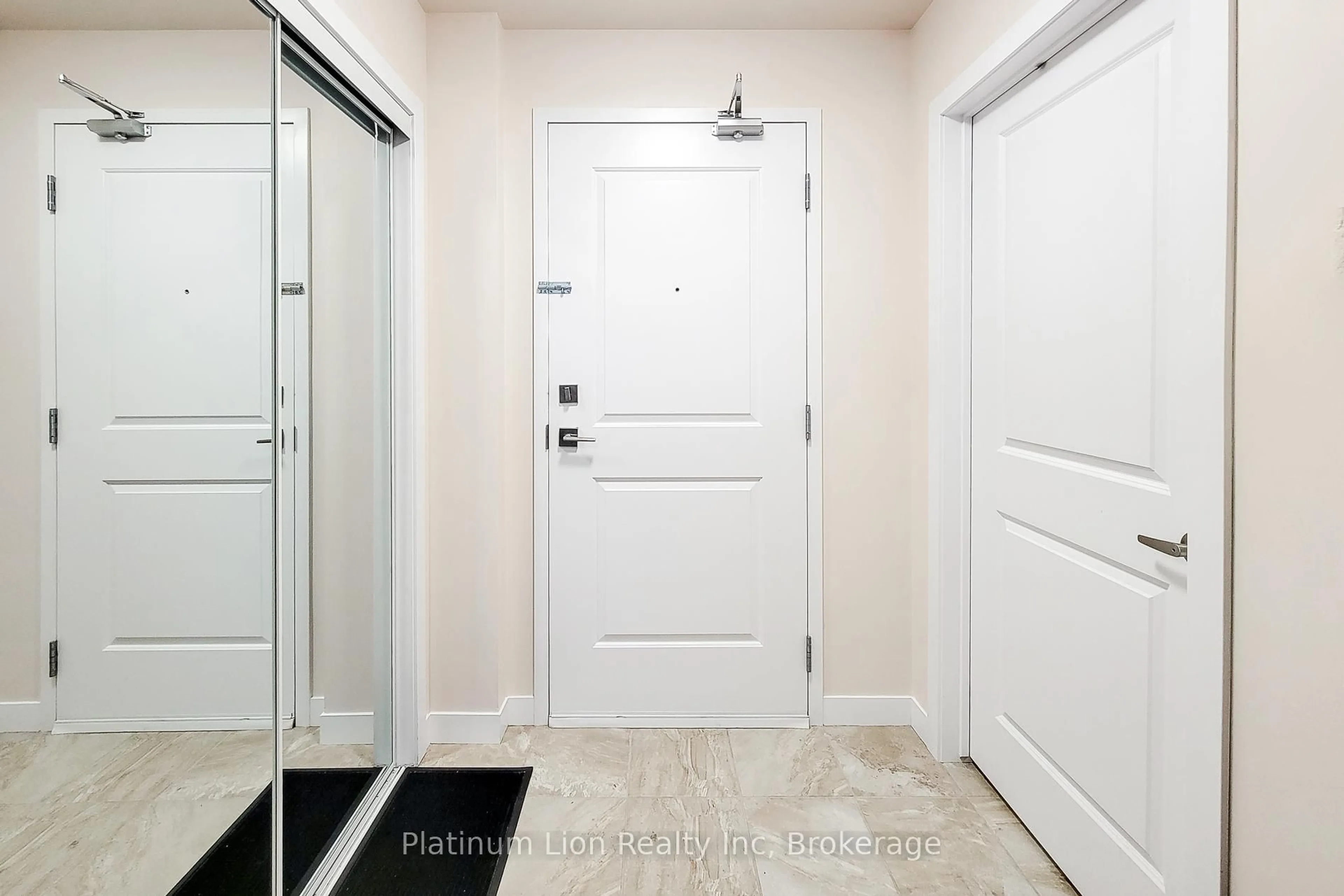 Indoor entryway for 85 Robinson St #703, Hamilton Ontario L8P 0B9