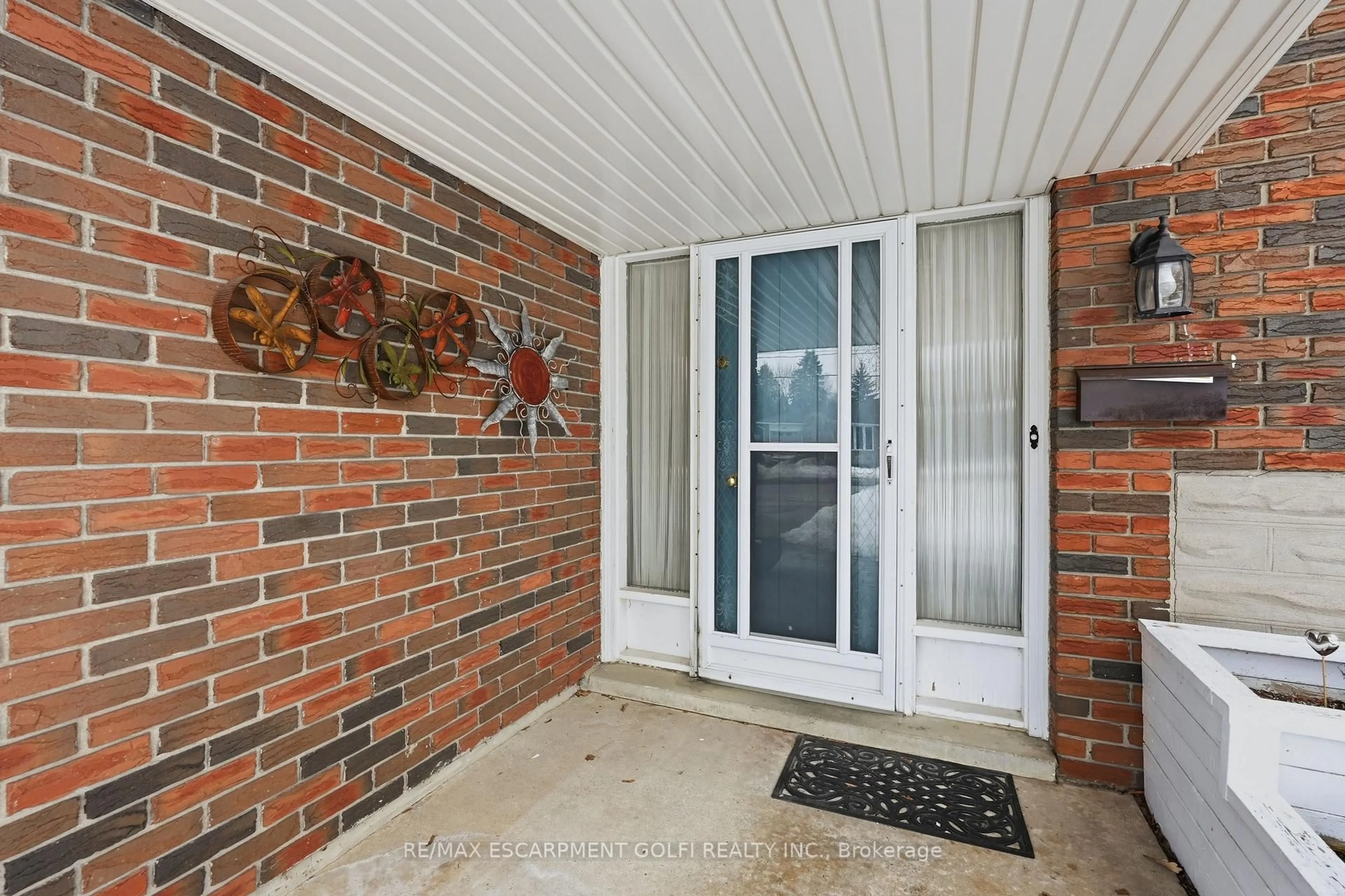 Indoor entryway for 73 Brentwood Dr, Guelph Ontario N1H 5M8