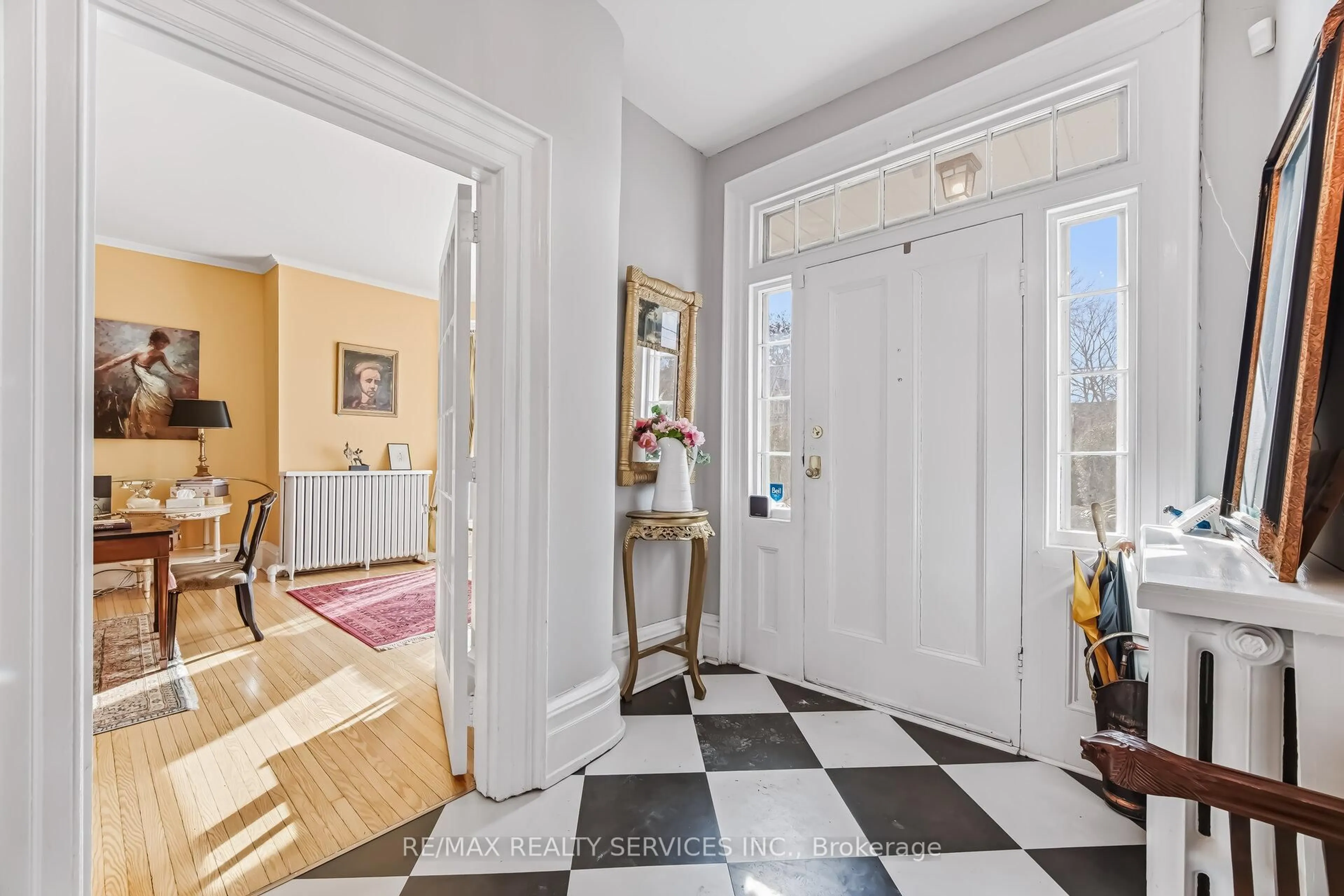 Indoor foyer for 50 Havelock St, Cobourg Ontario K9A 2J3