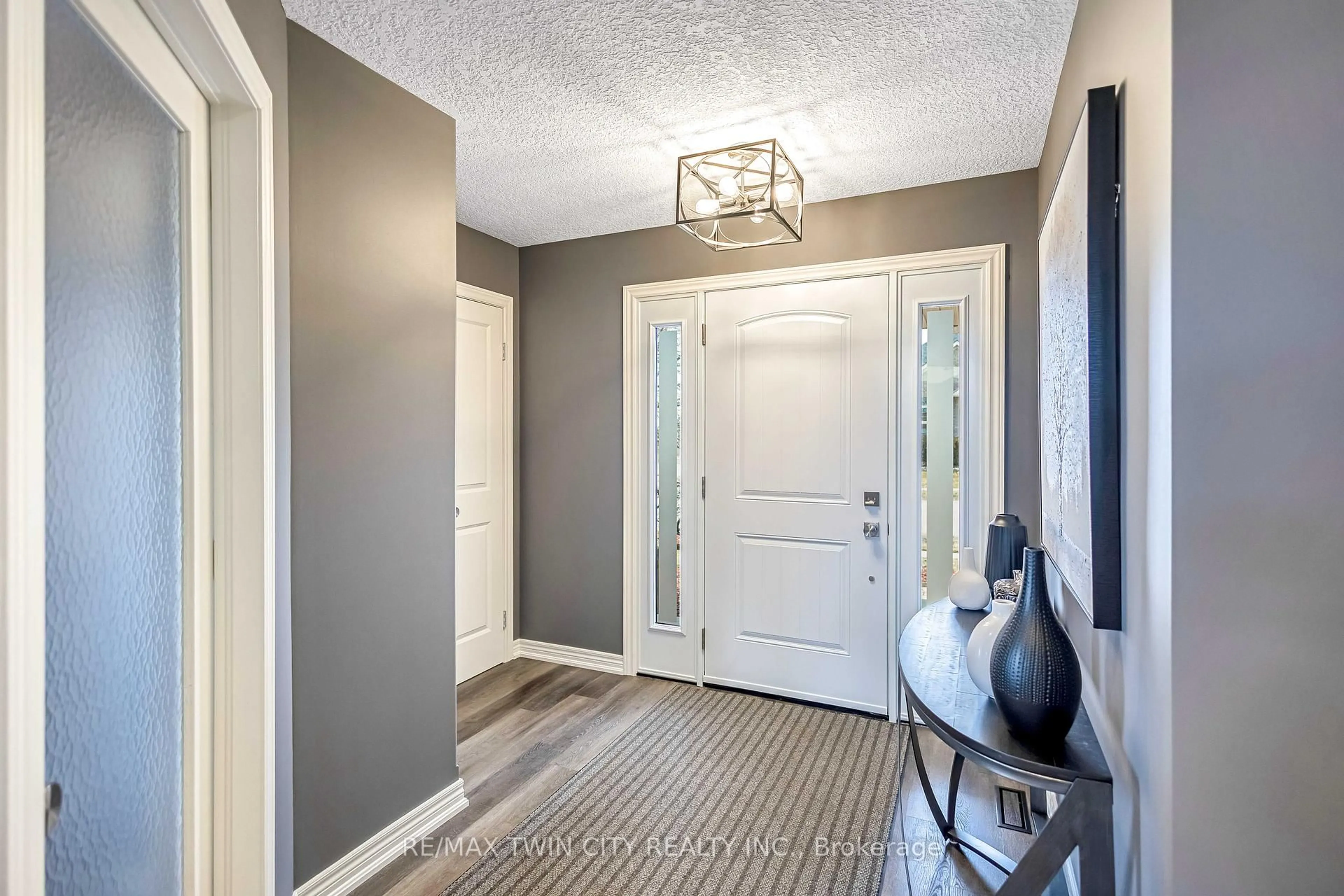 Indoor entryway for 783 Stonegate Dr, Woodstock Ontario N4V 1H5