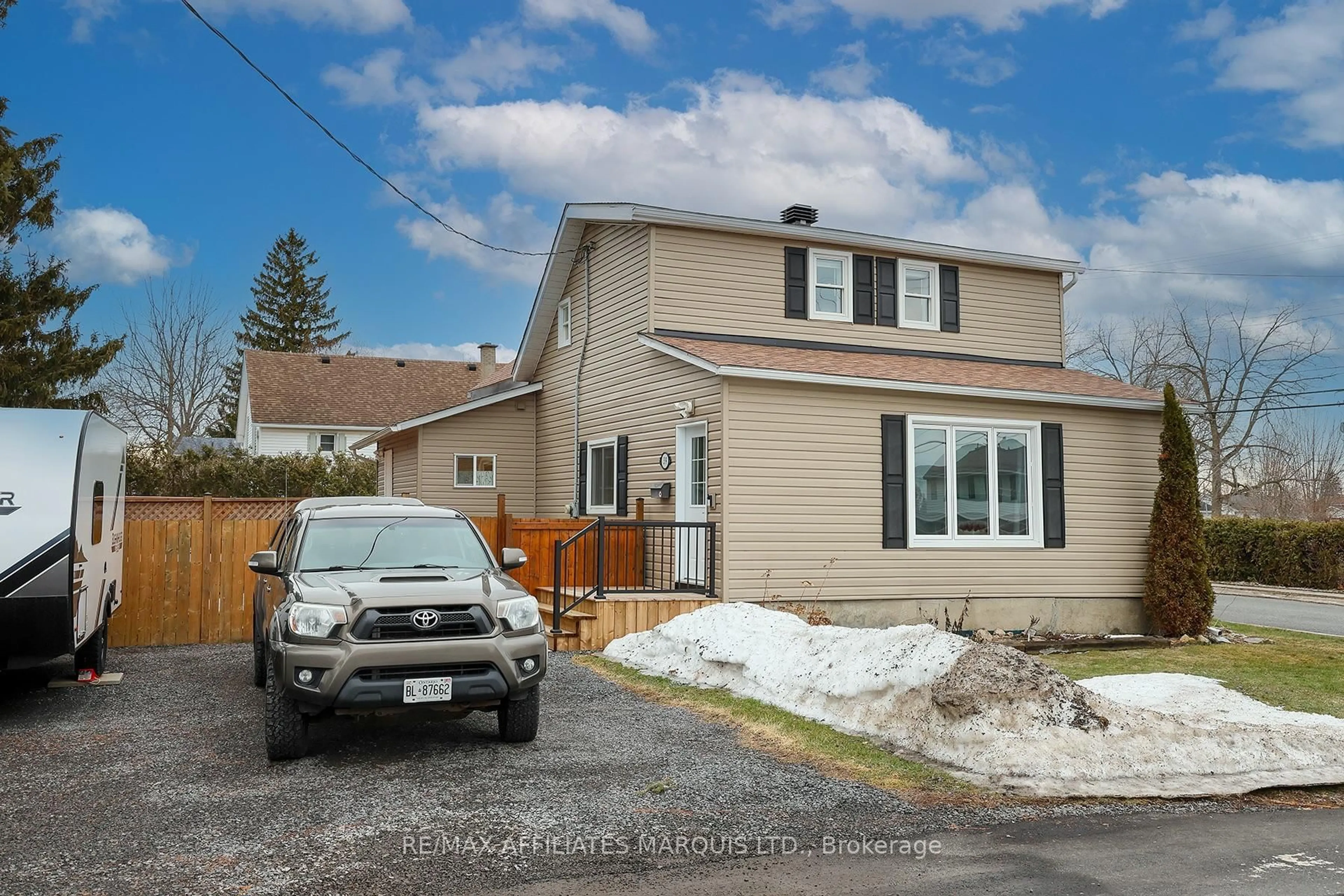 A pic from outside/outdoor area/front of a property/back of a property/a pic from drone, street for 39 Second St, South Dundas Ontario K0C 1X0