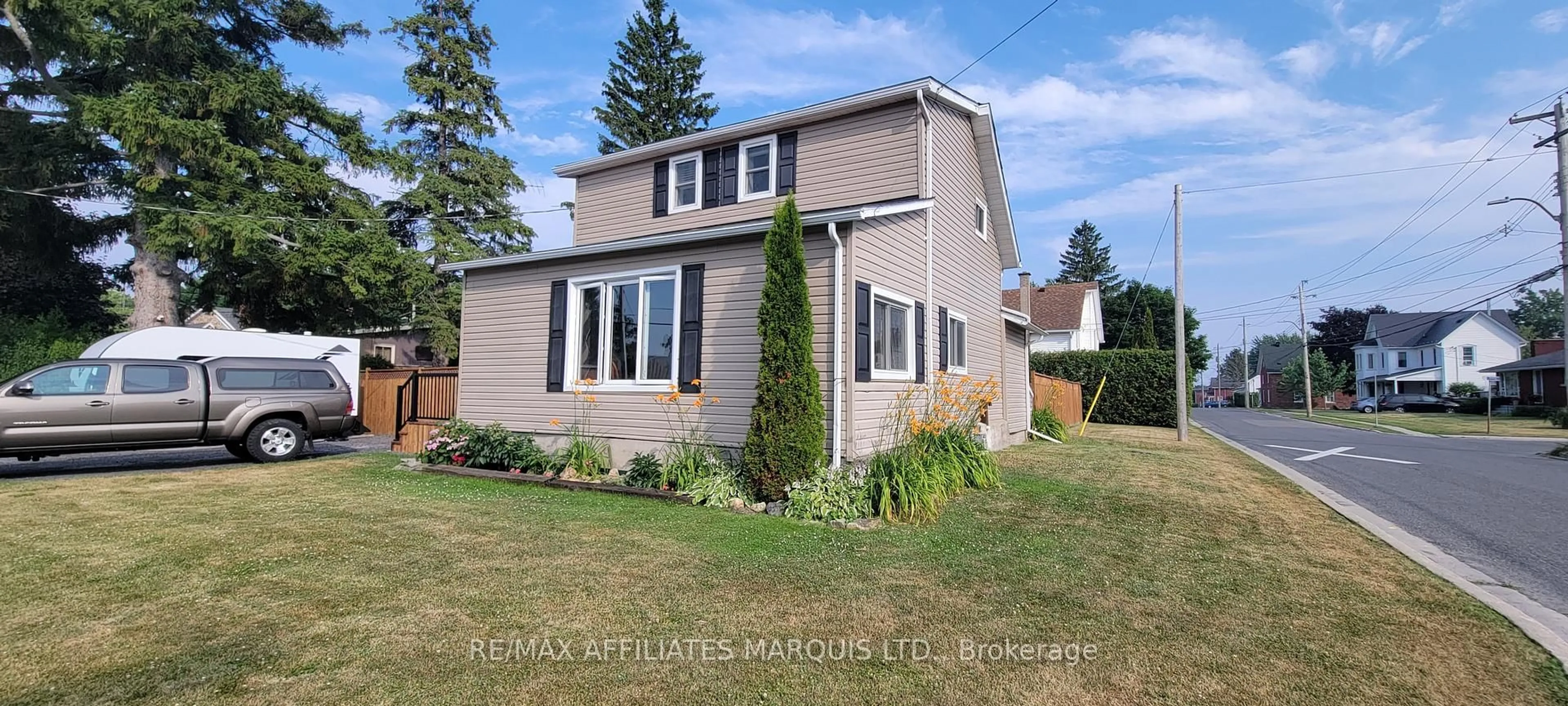 Home with vinyl exterior material, street for 39 Second St, South Dundas Ontario K0C 1X0