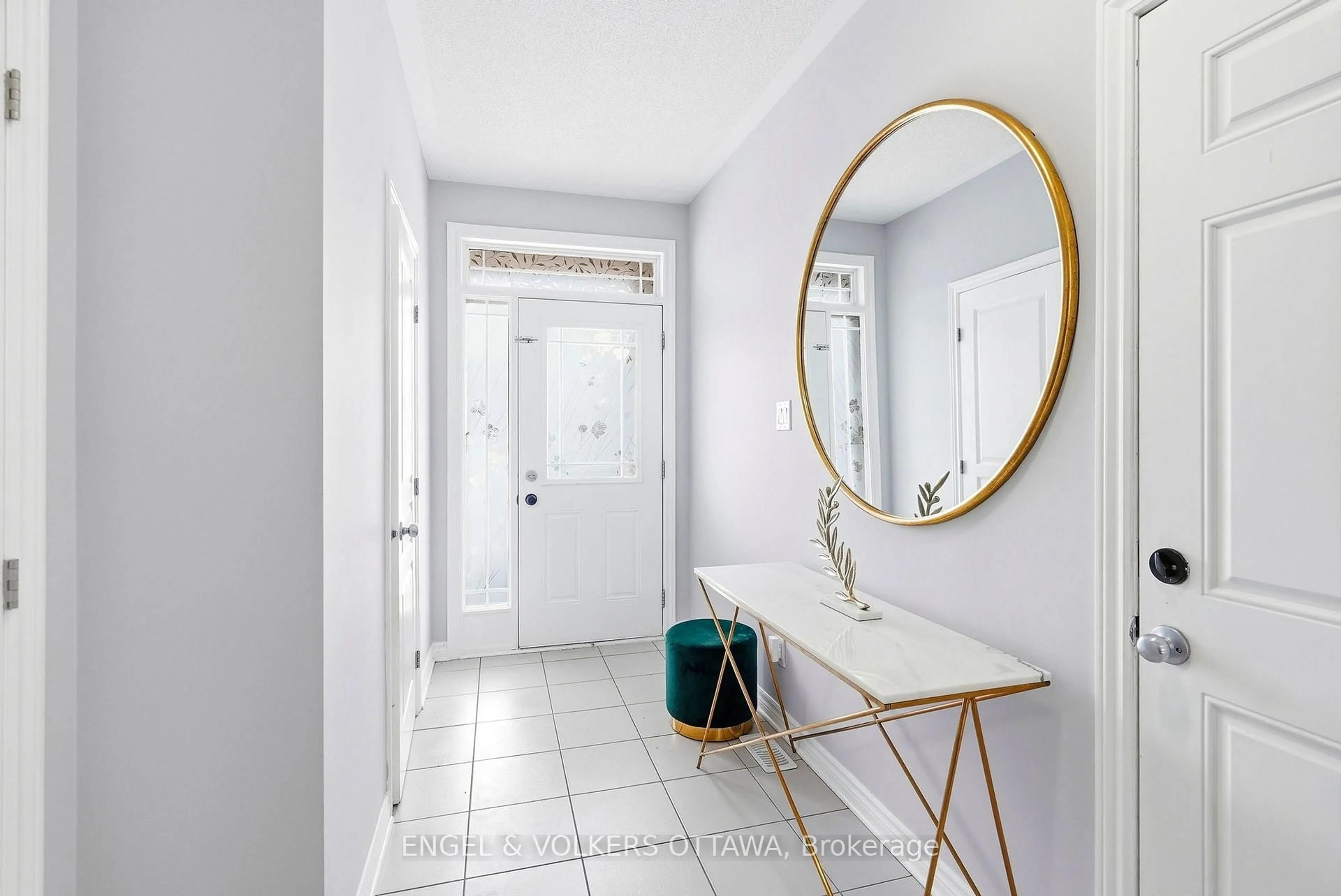 Indoor entryway for 476 Barrick Hill Rd, Ottawa Ontario K2M 0H8