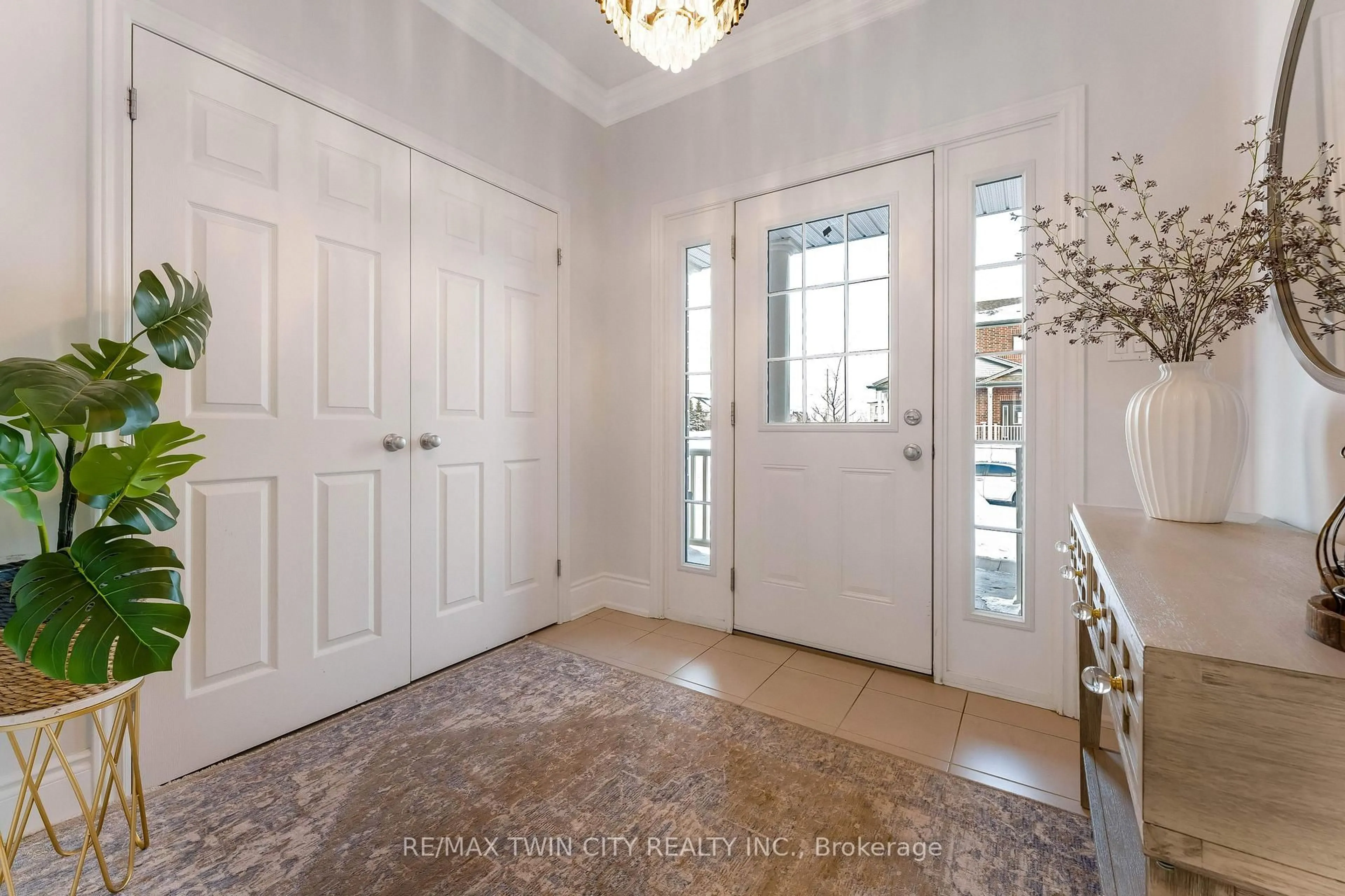 Indoor entryway for 565 Florencedale Cres, Kitchener Ontario N2R 1T6