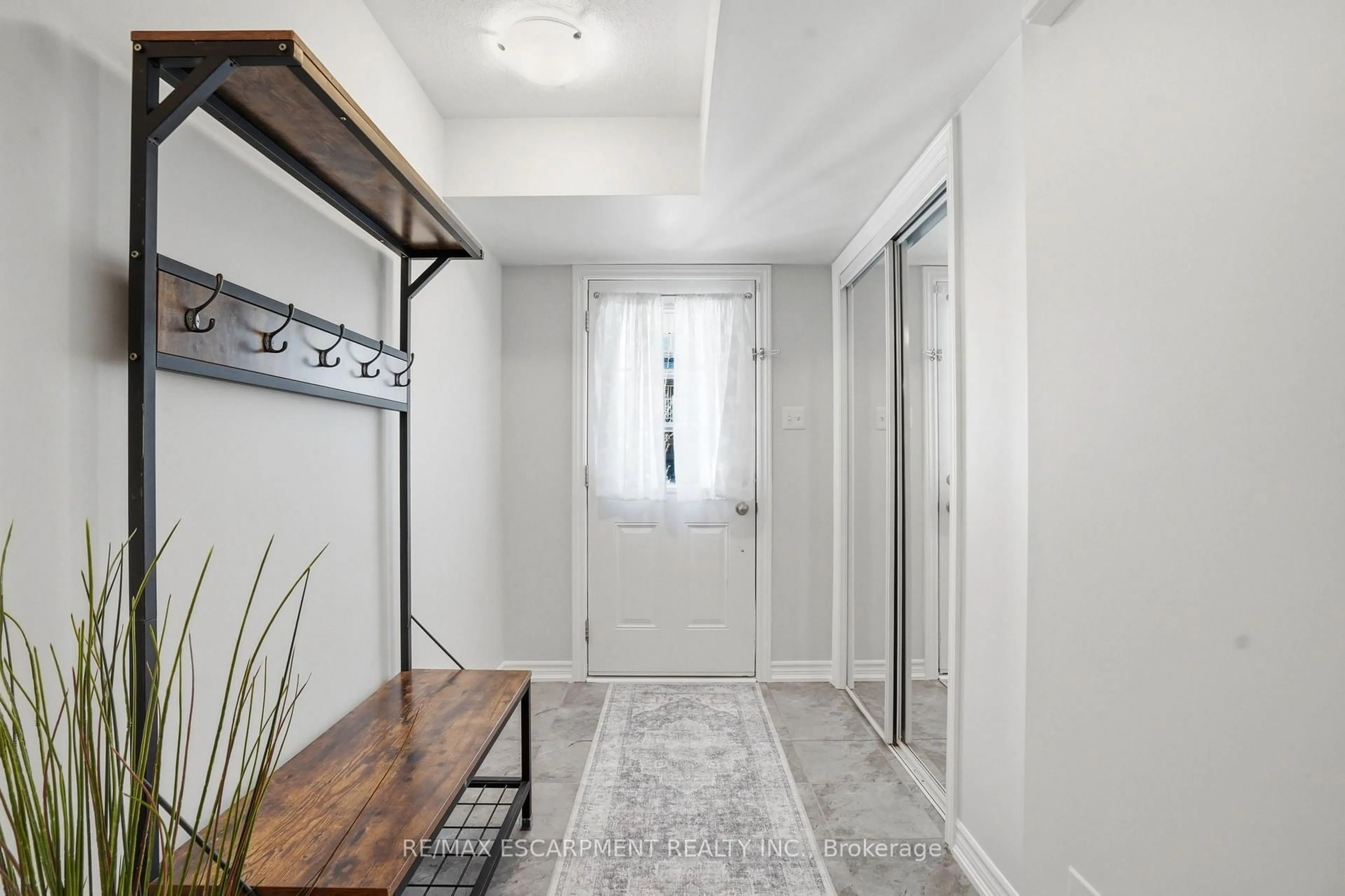 Indoor entryway for 13 Hiscott Dr, Hamilton Ontario L8B 0A2