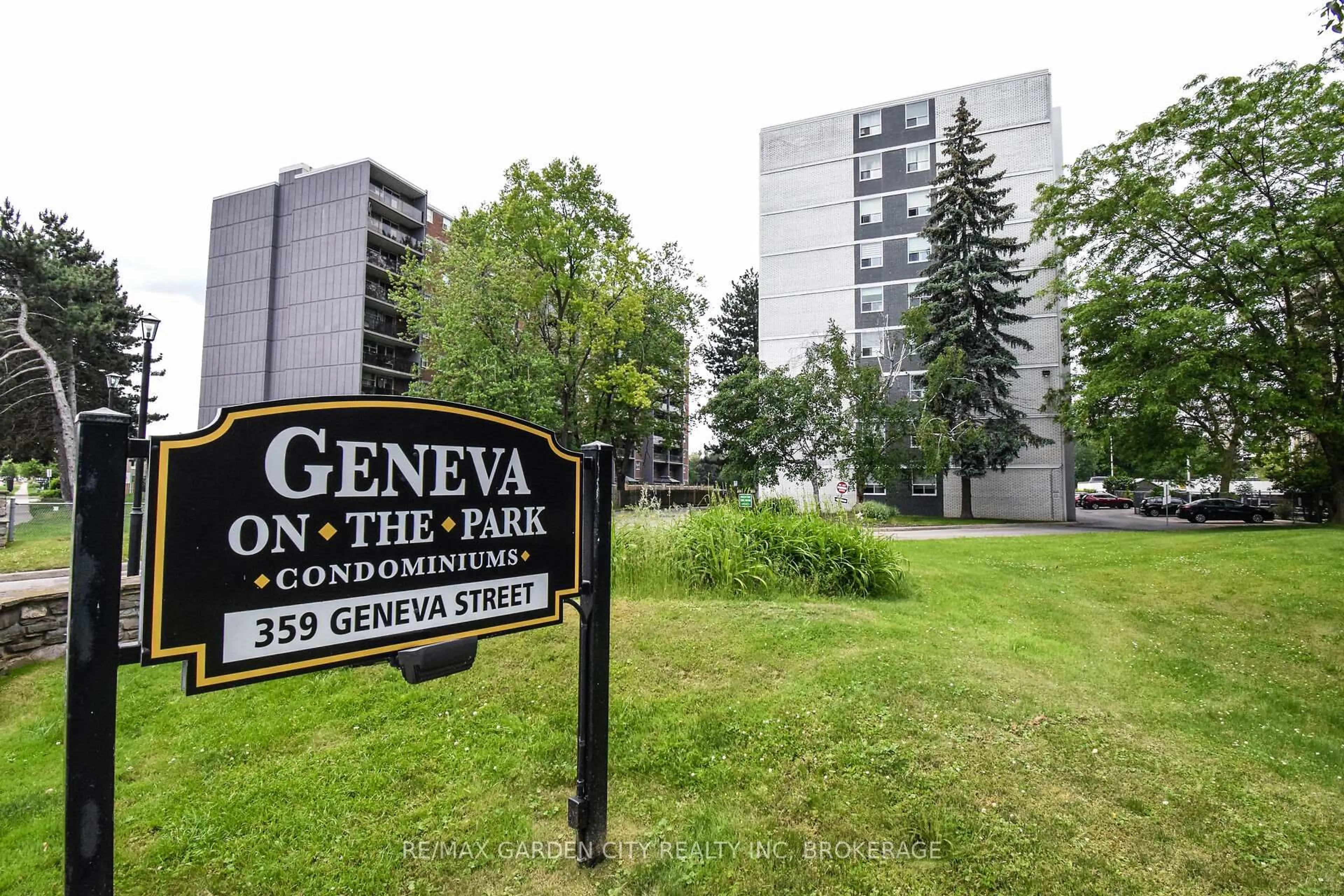 Indoor foyer for 359 GENEVA St #811, St. Catharines Ontario L2N 2G5