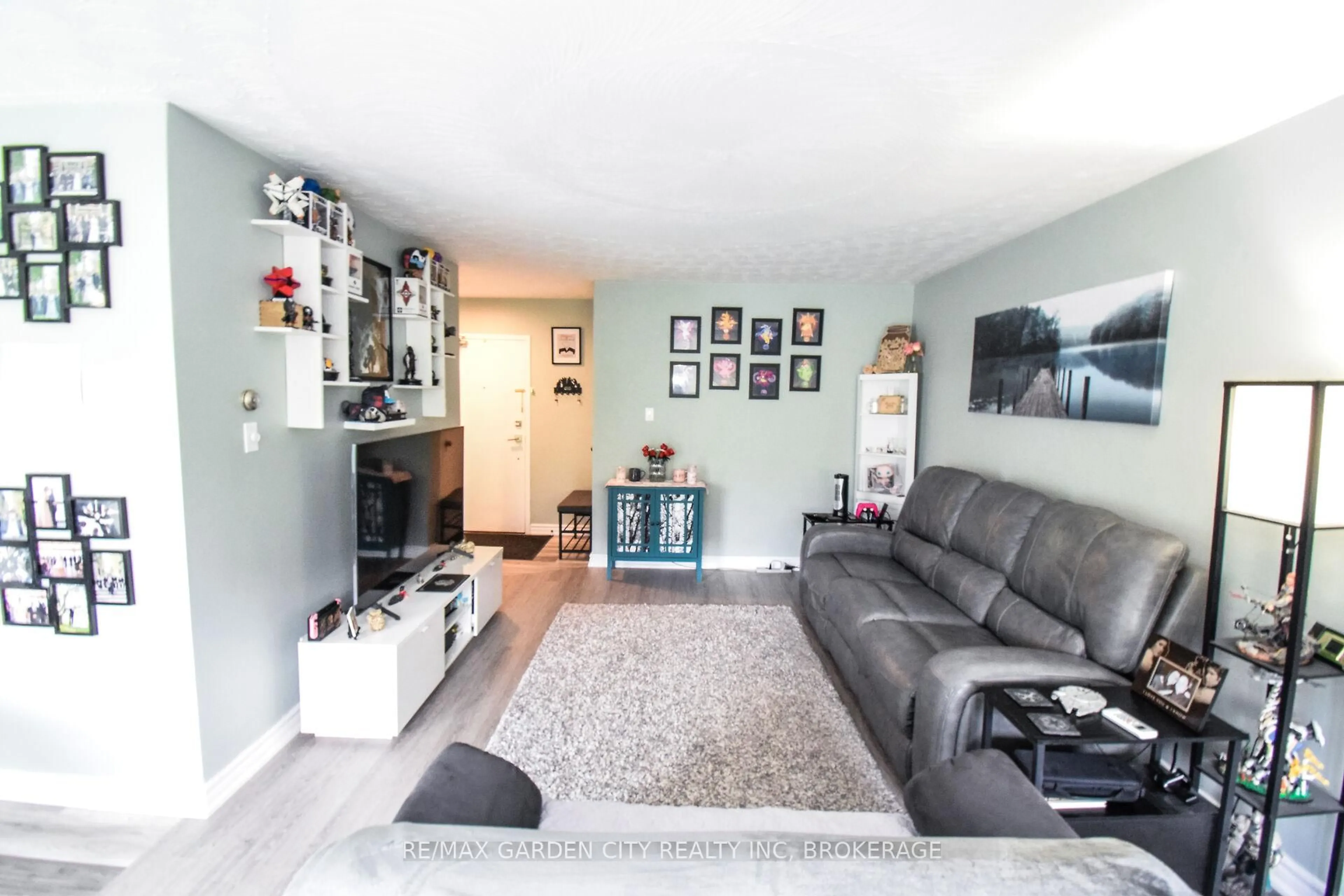 Living room with furniture, unknown for 359 GENEVA St #811, St. Catharines Ontario L2N 2G5