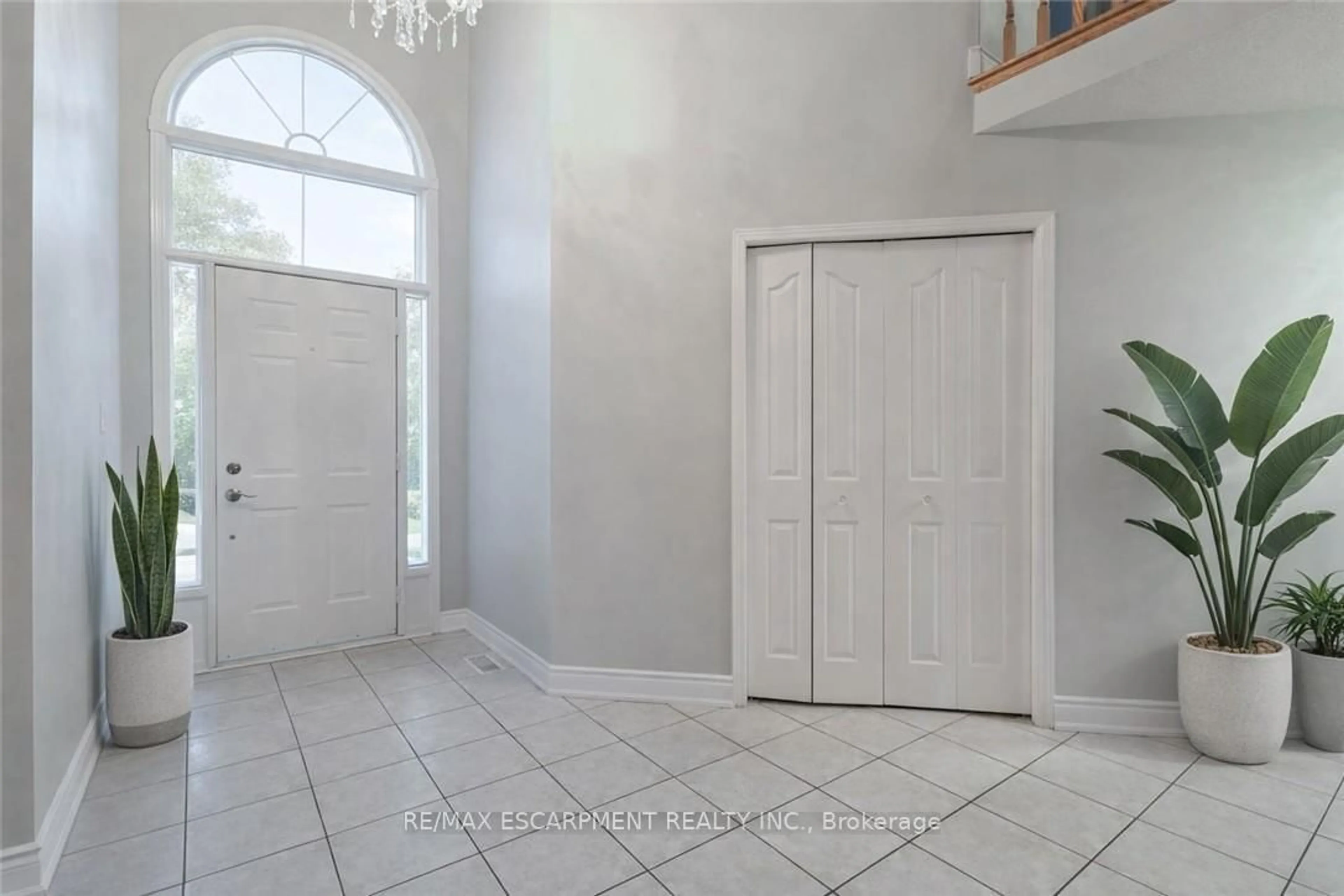 Indoor entryway for 42 Hillgarden Dr, Hamilton Ontario L8J 3R3