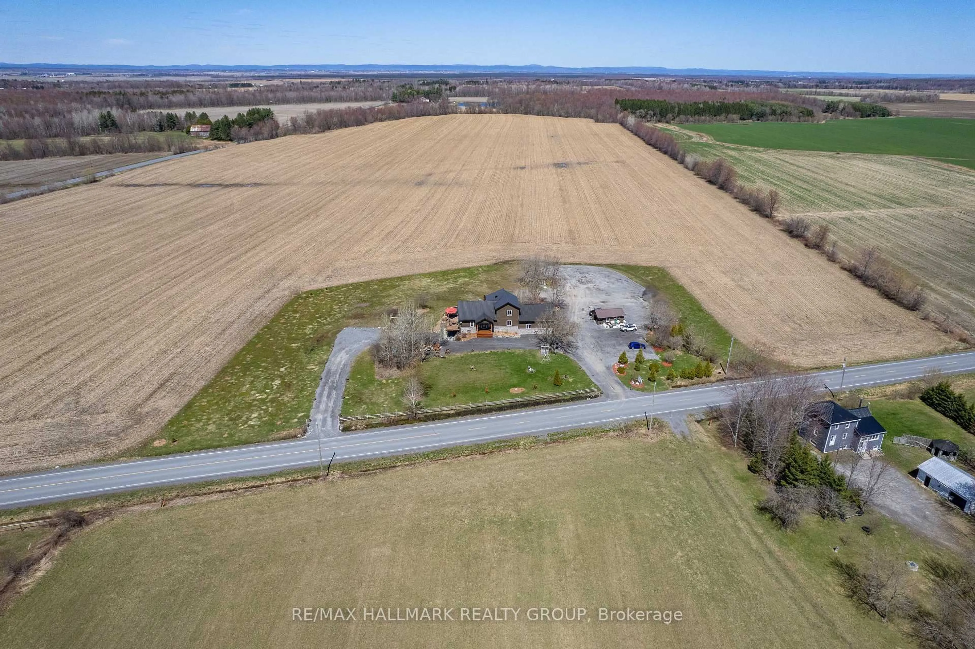 A pic from outside/outdoor area/front of a property/back of a property/a pic from drone, building for 2421 Concession 8 Rd, The Nation Ontario K0B 1N0
