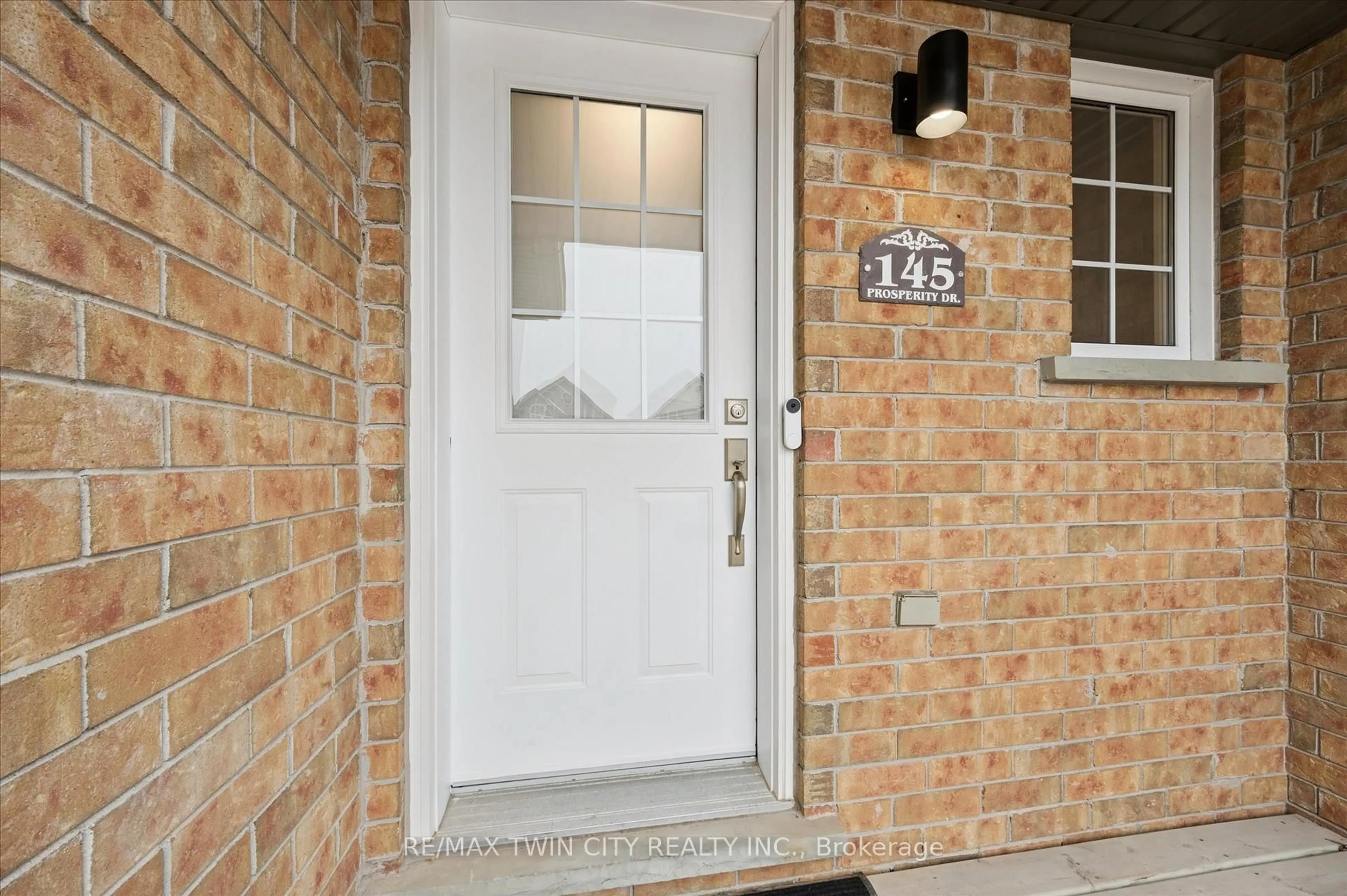 Indoor entryway for 145 Prosperity Dr, Kitchener Ontario N2E 4E8