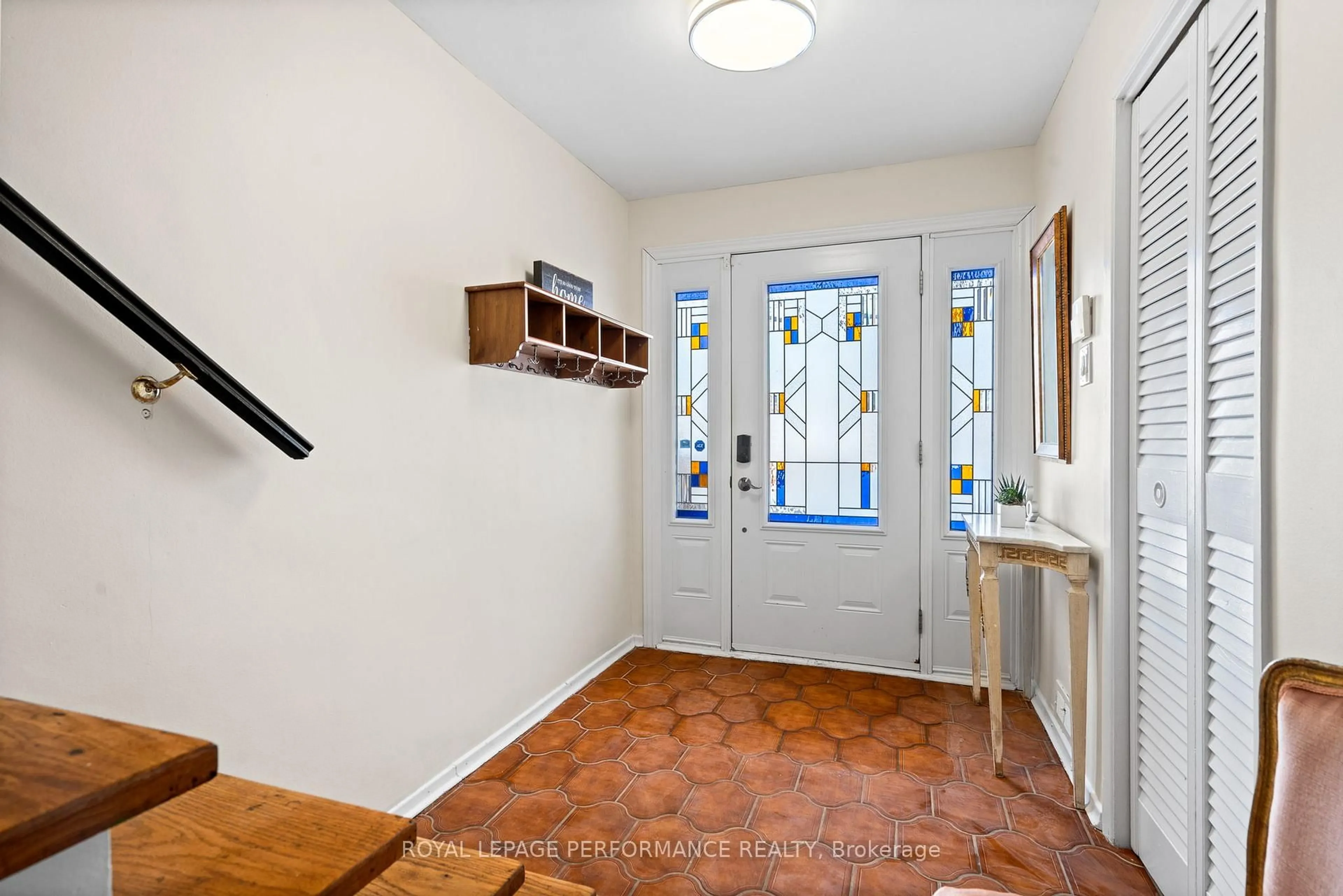 Indoor entryway for 1430 Edgecliffe Ave, Ottawa Ontario K1Z 8G1
