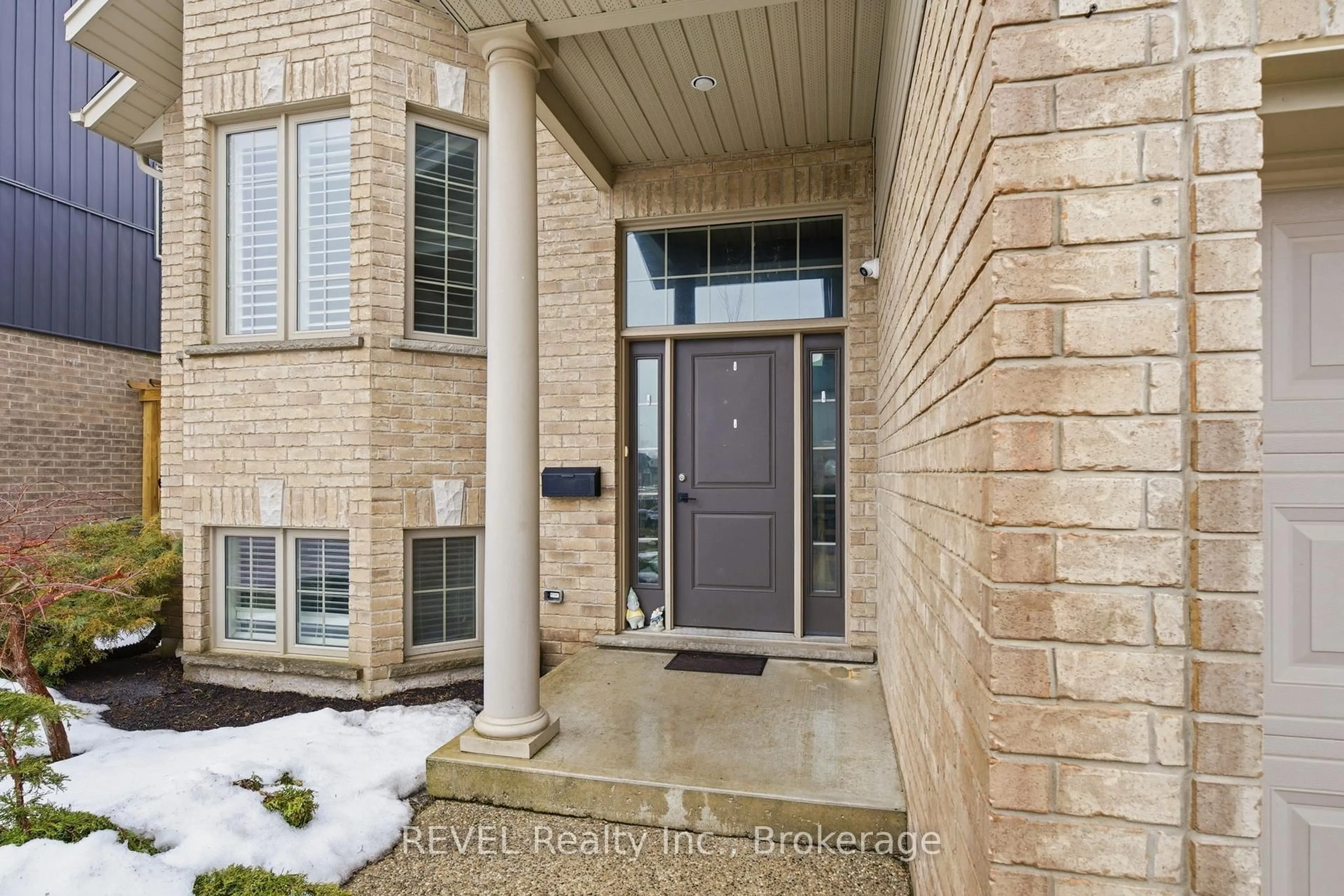 Indoor entryway for 8846 Angie Dr, Niagara Falls Ontario L2H 0H9