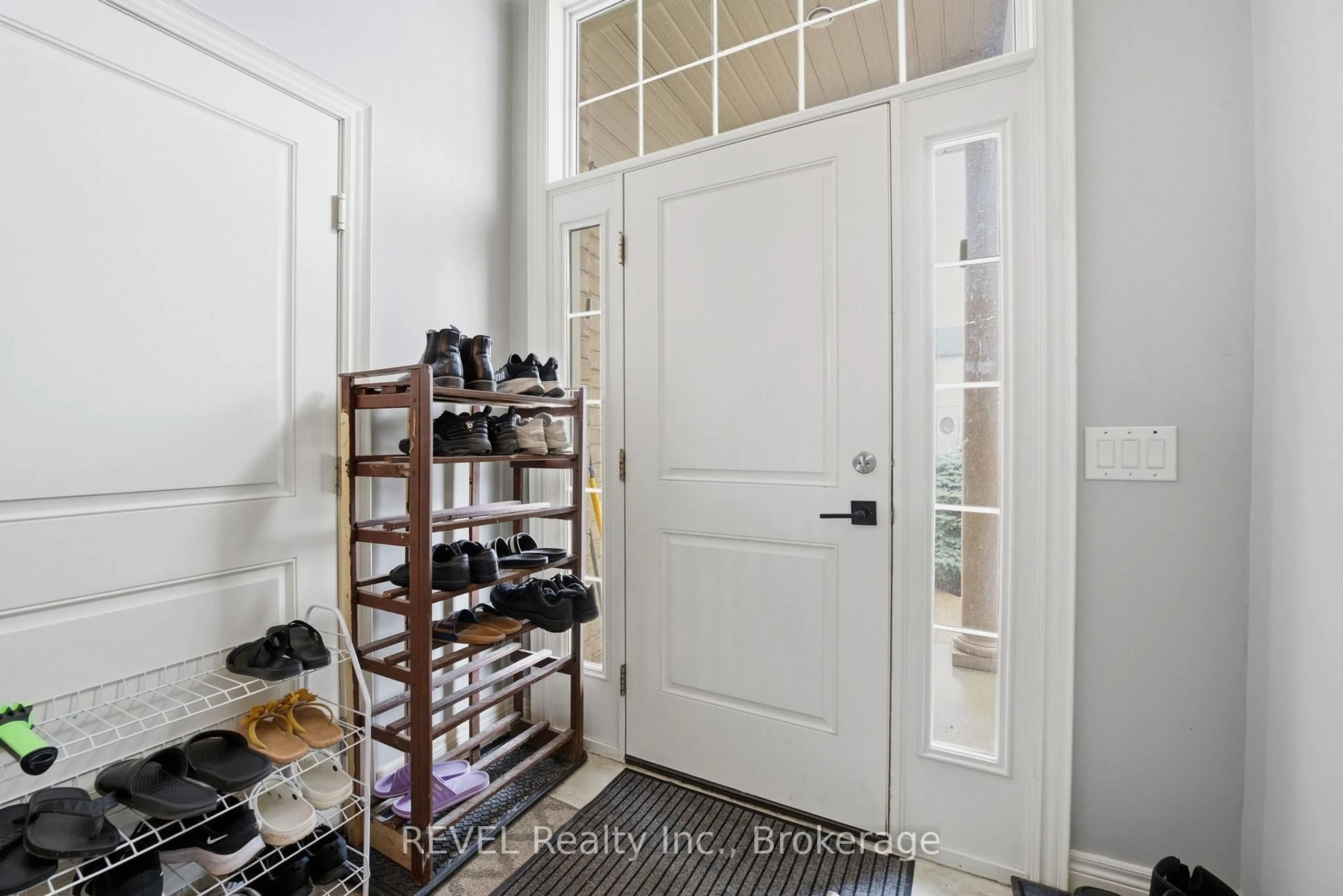 Indoor entryway for 8846 Angie Dr, Niagara Falls Ontario L2H 0H9