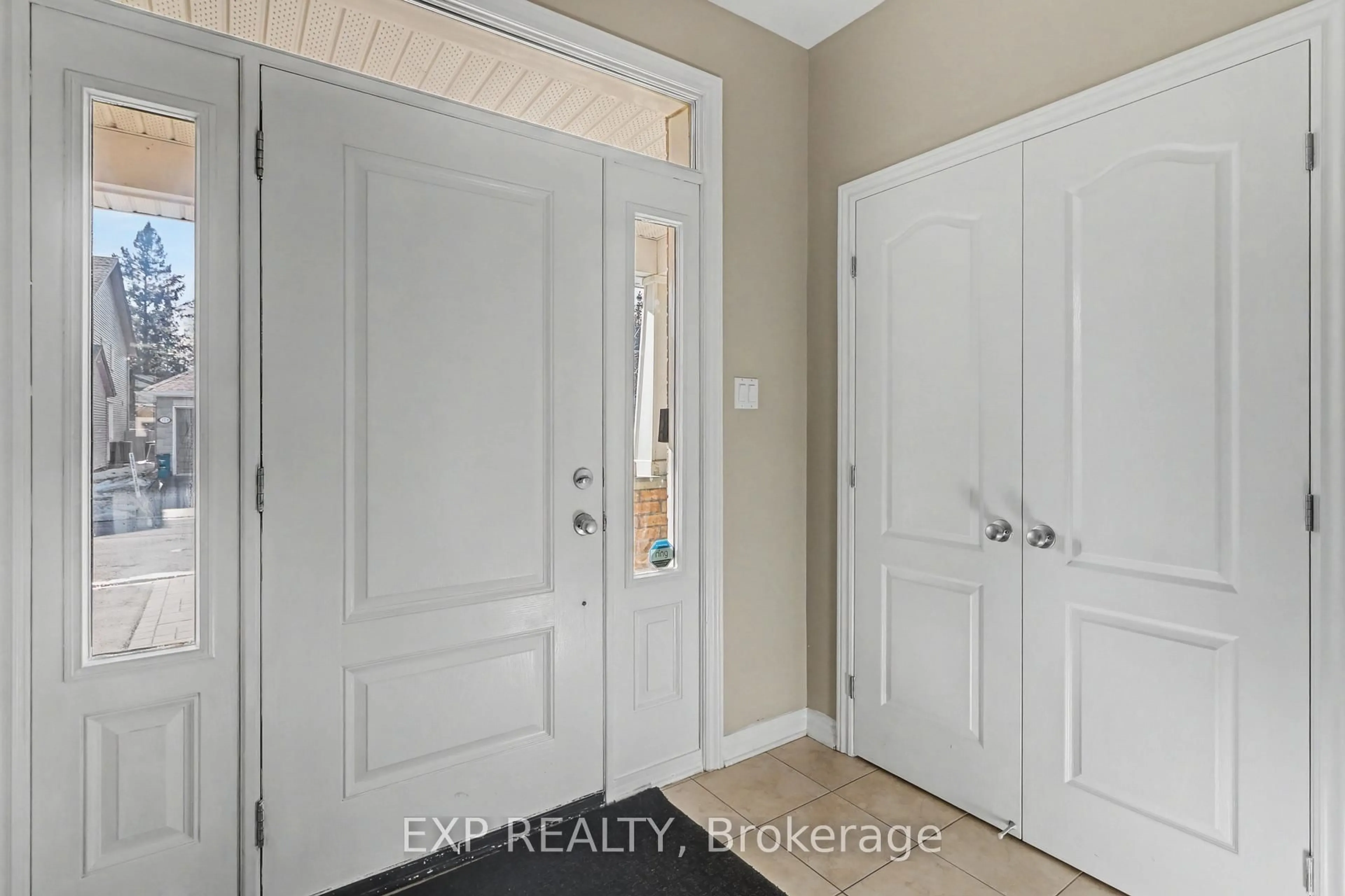 Indoor entryway for 182 Helen Rapp Way, Ottawa Ontario K1T 0P6