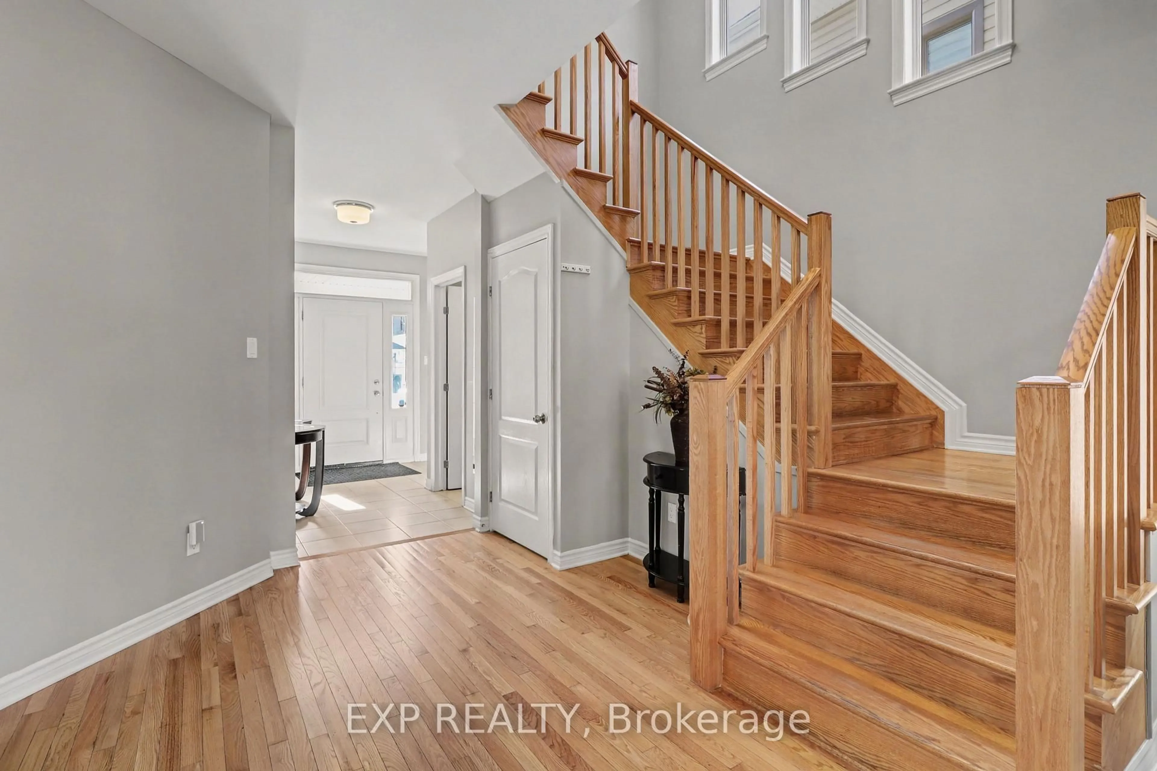 Indoor entryway for 182 Helen Rapp Way, Ottawa Ontario K1T 0P6