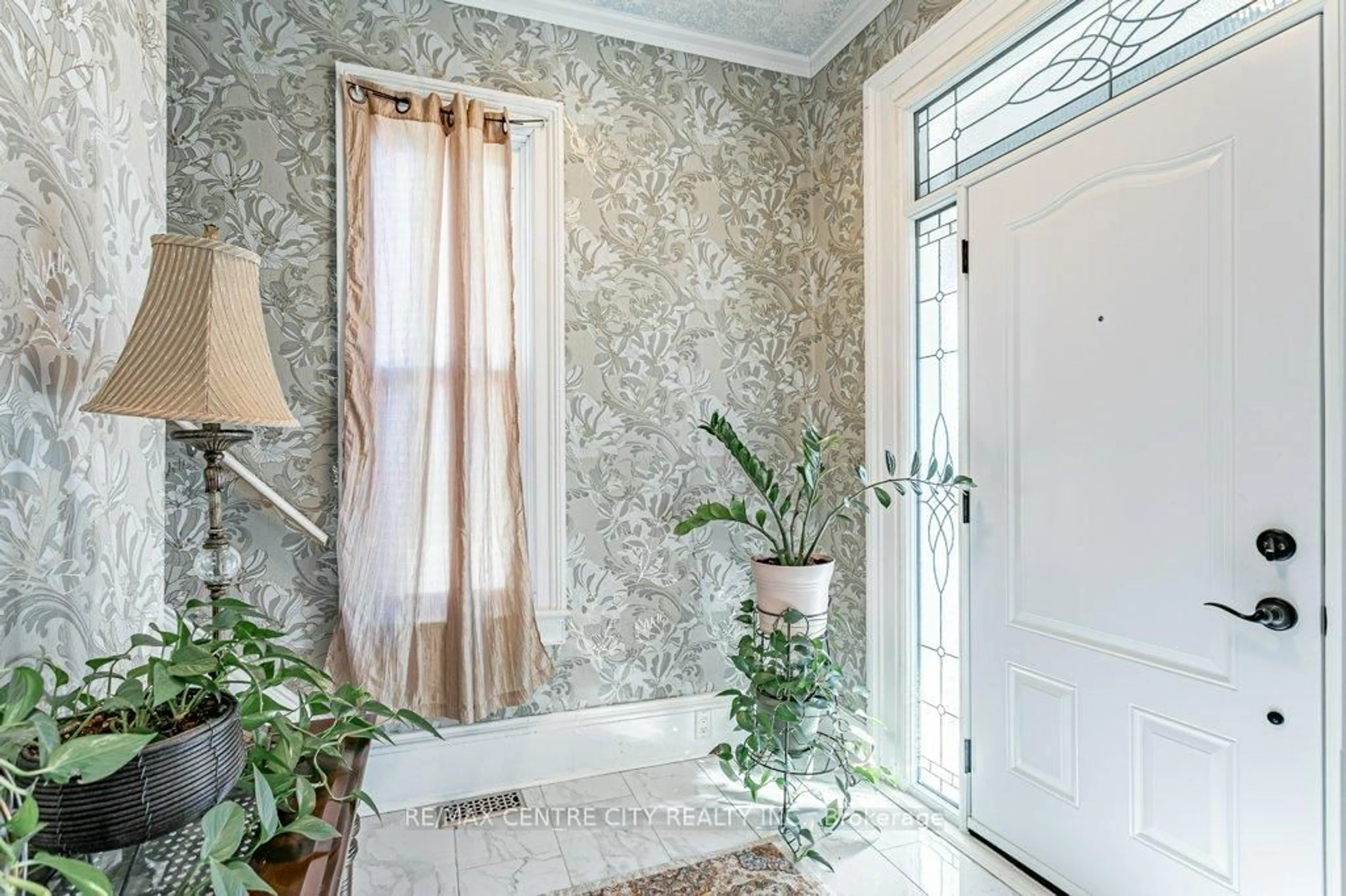 Indoor entryway for 52 Princess Ave, St. Thomas Ontario N5R 2V7