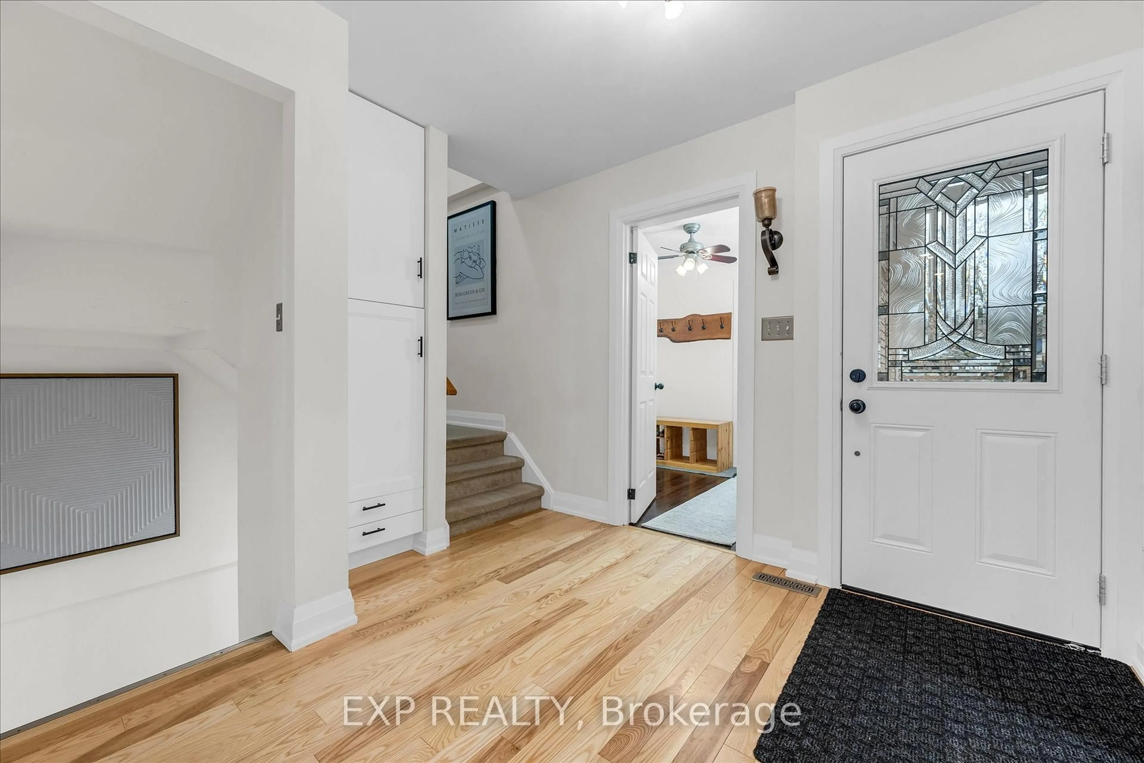 Indoor entryway for 23 Hedge Lawn Dr, Grimsby Ontario L3M 5G9