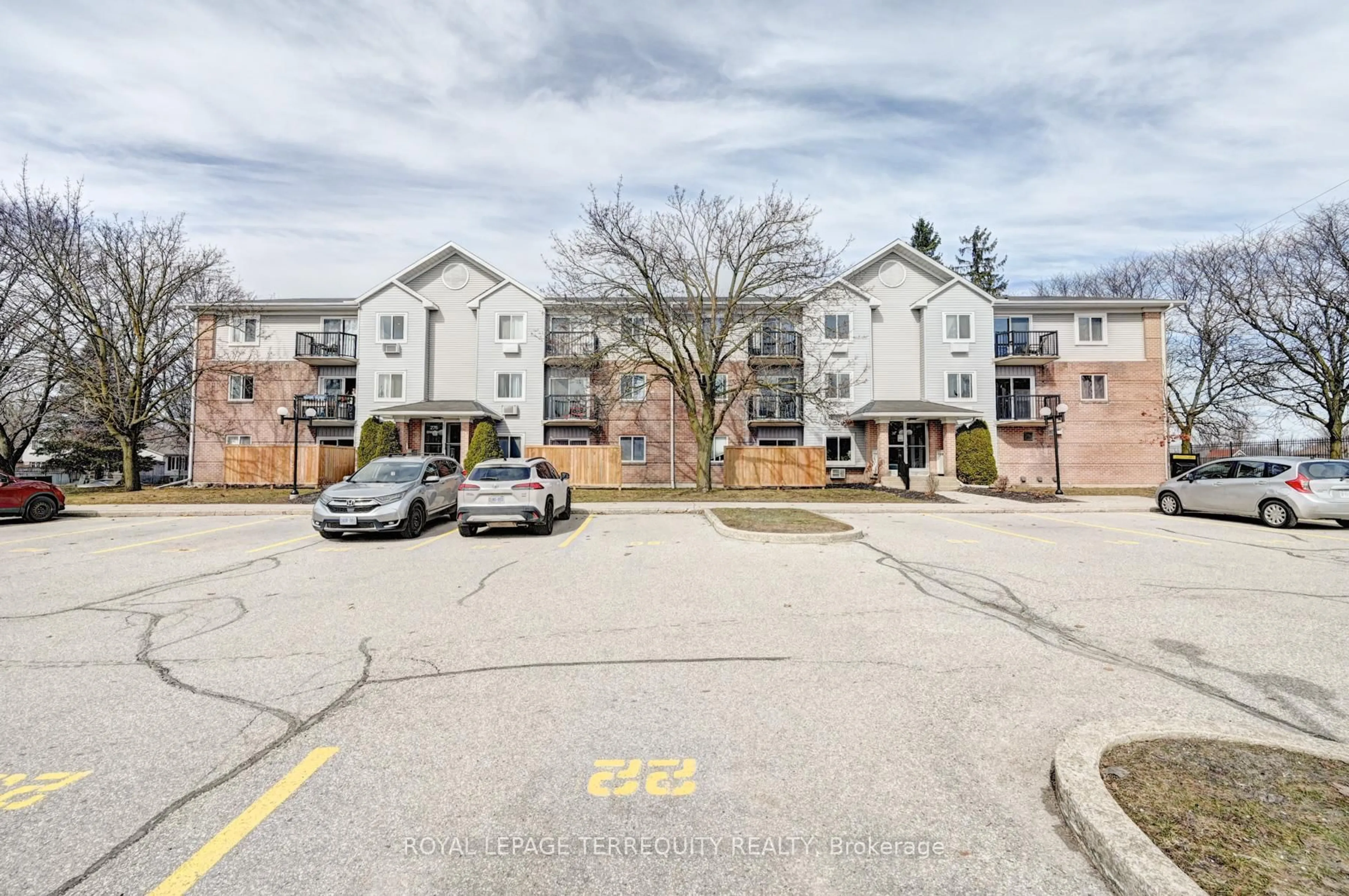 A pic from outside/outdoor area/front of a property/back of a property/a pic from drone, street for 276 Eiwo Crt #307, Waterloo Ontario N2K 3M6